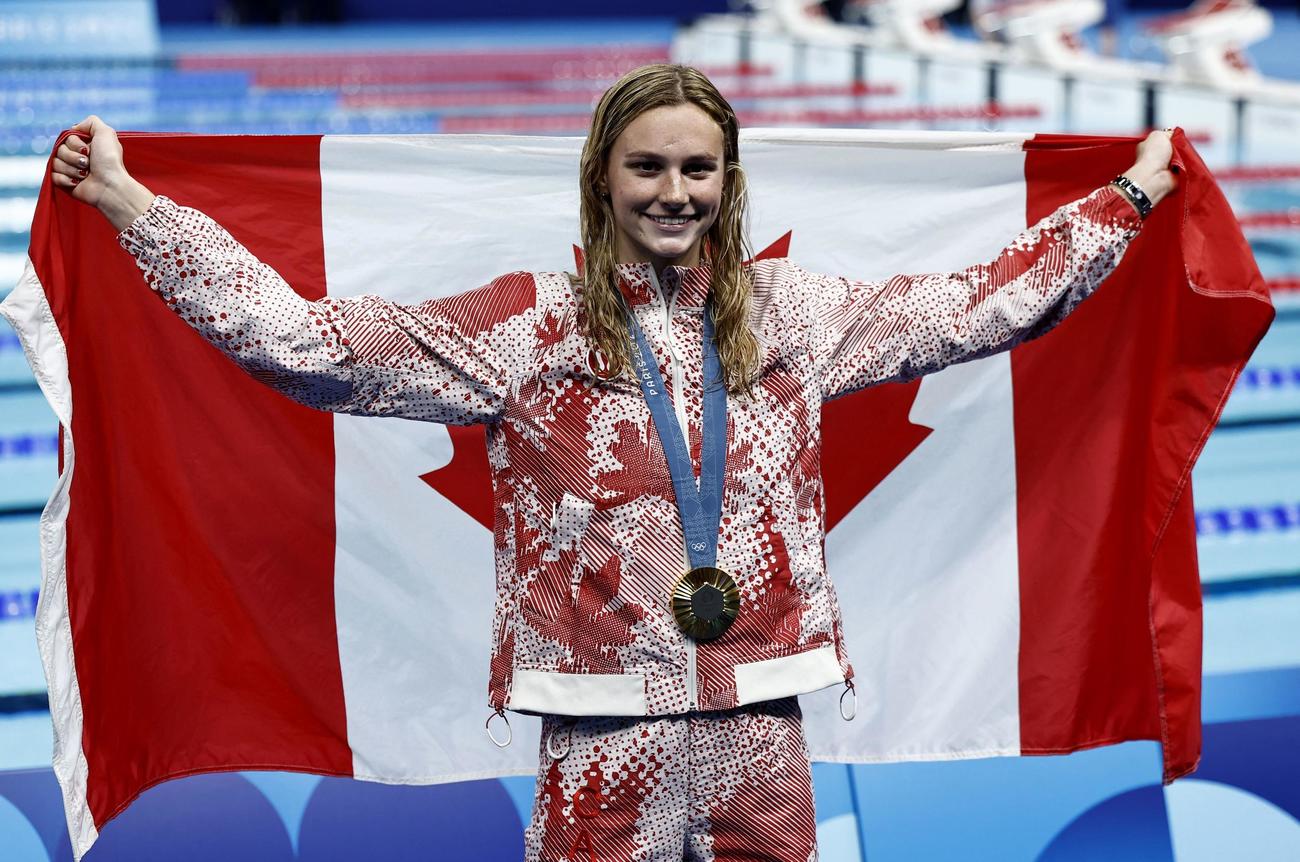 女子200m個人メドレーで優勝し、喜ぶ金メダリストのサマー・マッキントッシュ（ロイター）