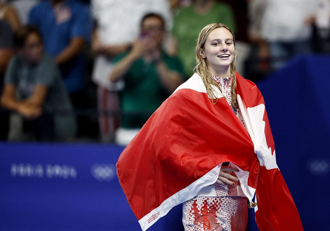 女子200m個人メドレーで優勝し、喜ぶ金メダリストのサマー・マッキントッシュ（ロイター）