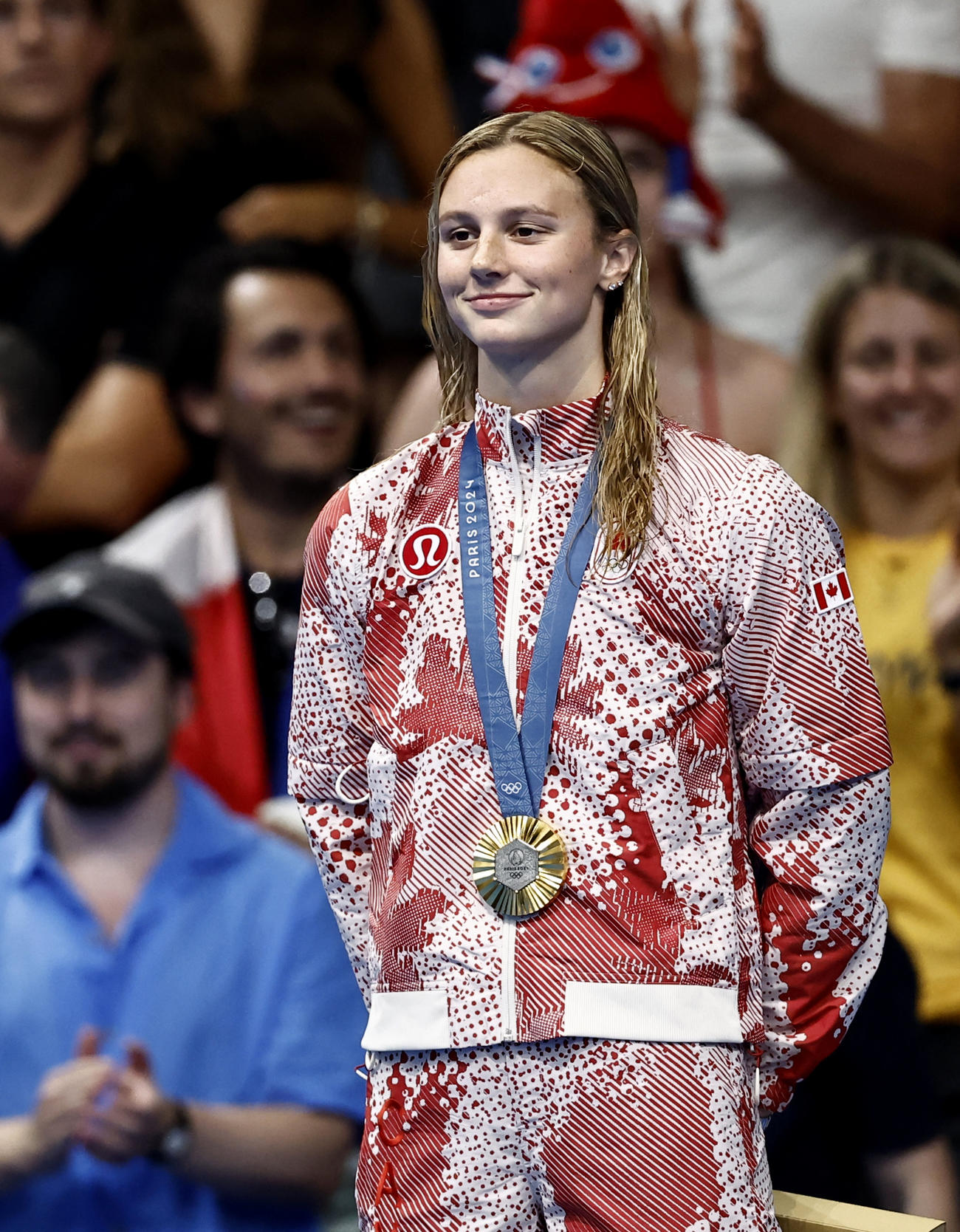  女子200m個人メドレー勝利セレモニー
優勝し、表彰台でメダルを手に喜ぶ金メダリストのサマー・マッキントッシュ（ロイター） 