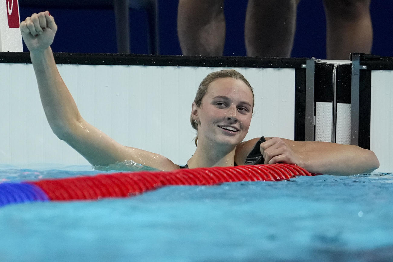 女子400メートル個人メドレー　金メダルを獲得したサマー・マッキントッシュ（AP）（2024年7月29日撮影）