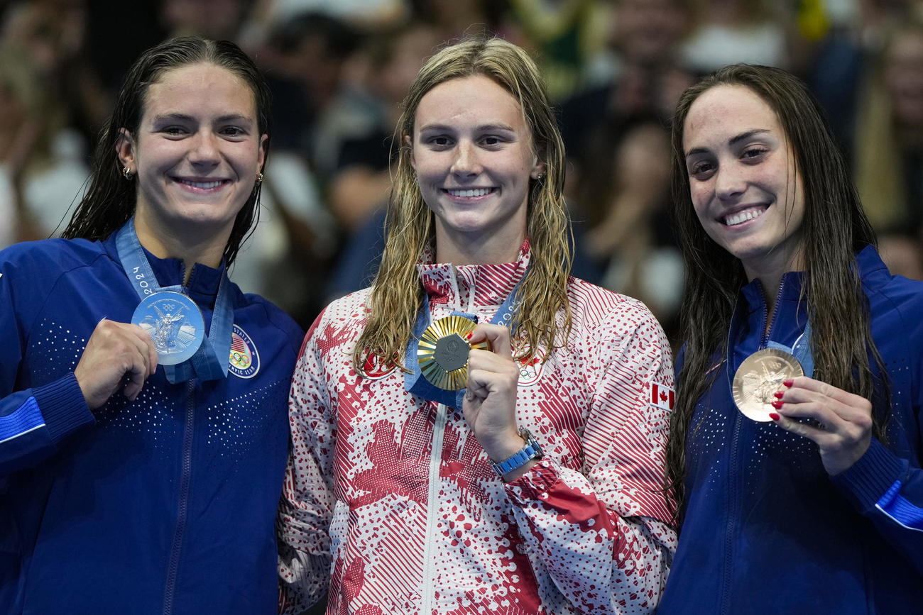 女子400メートル個人メドレー　金メダルを手に笑顔のマッキントッシュ（中央）（AP）（2024年7月29日撮影）