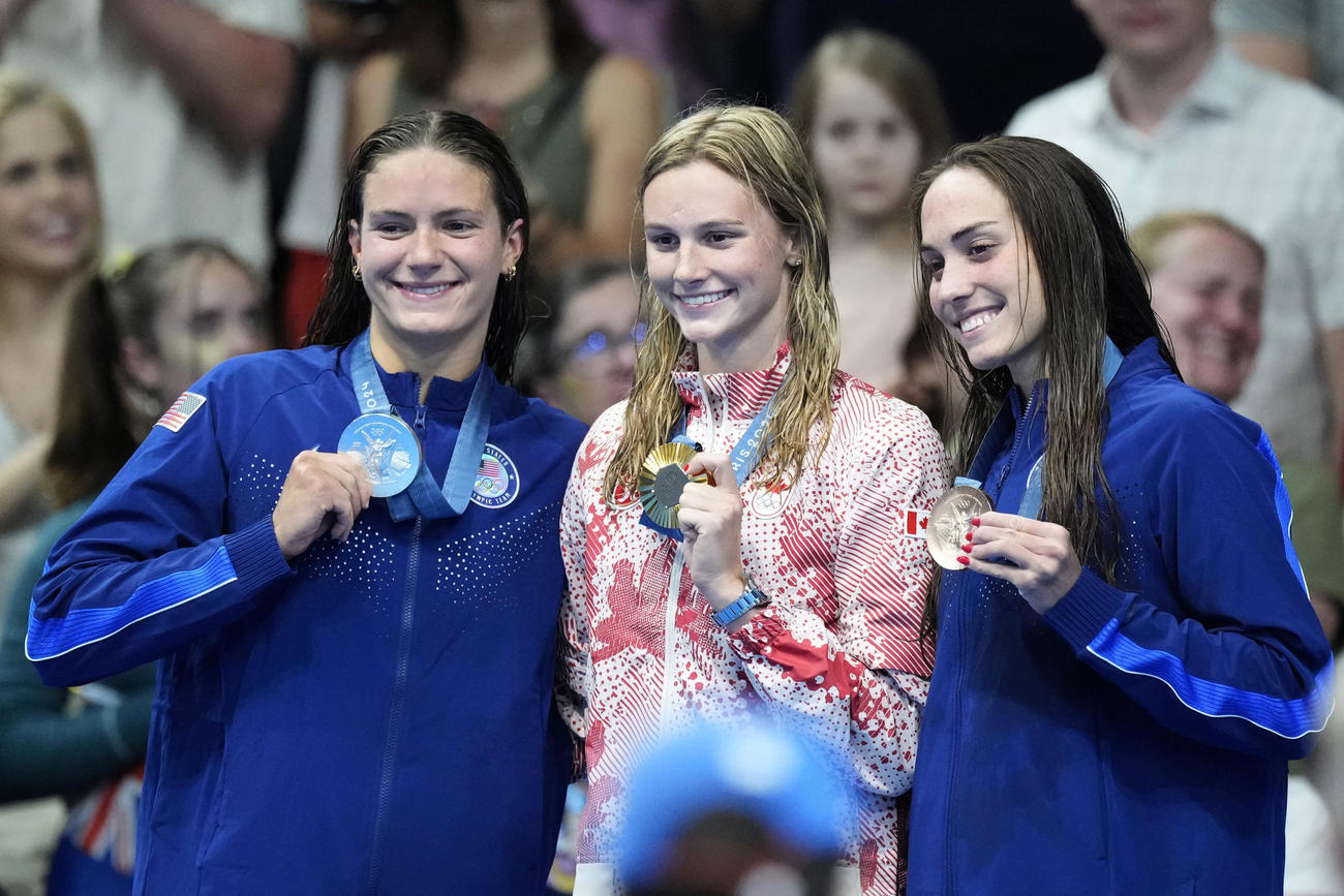 女子400メートル個人メドレー　金メダルを獲得したサマー・マッキントッシュ（中央）（AP）（2024年7月29日撮影）