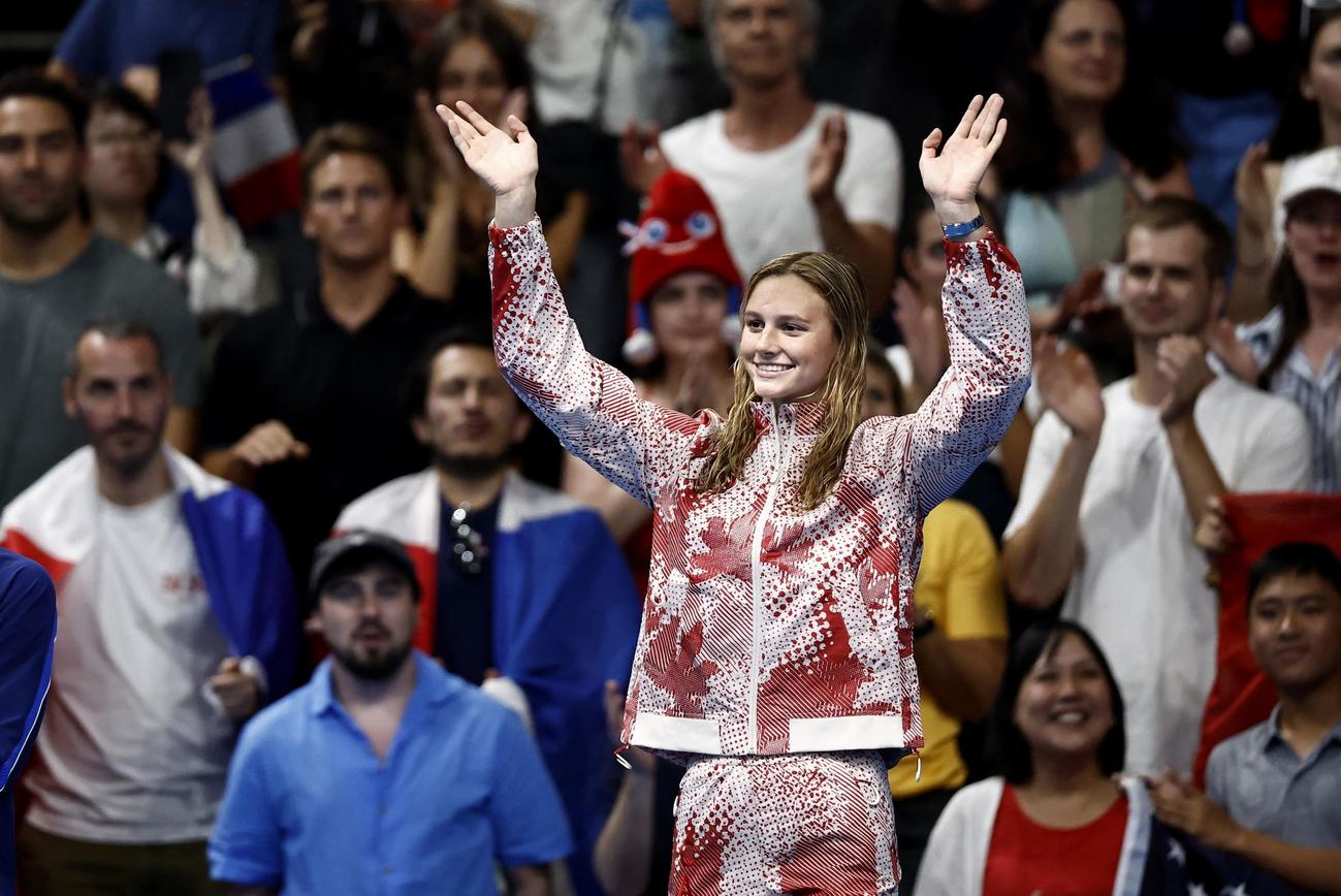 女子200m個人メドレーで優勝し、表彰台で喜ぶ金メダリストのサマー・マッキントッシュ（ロイター）