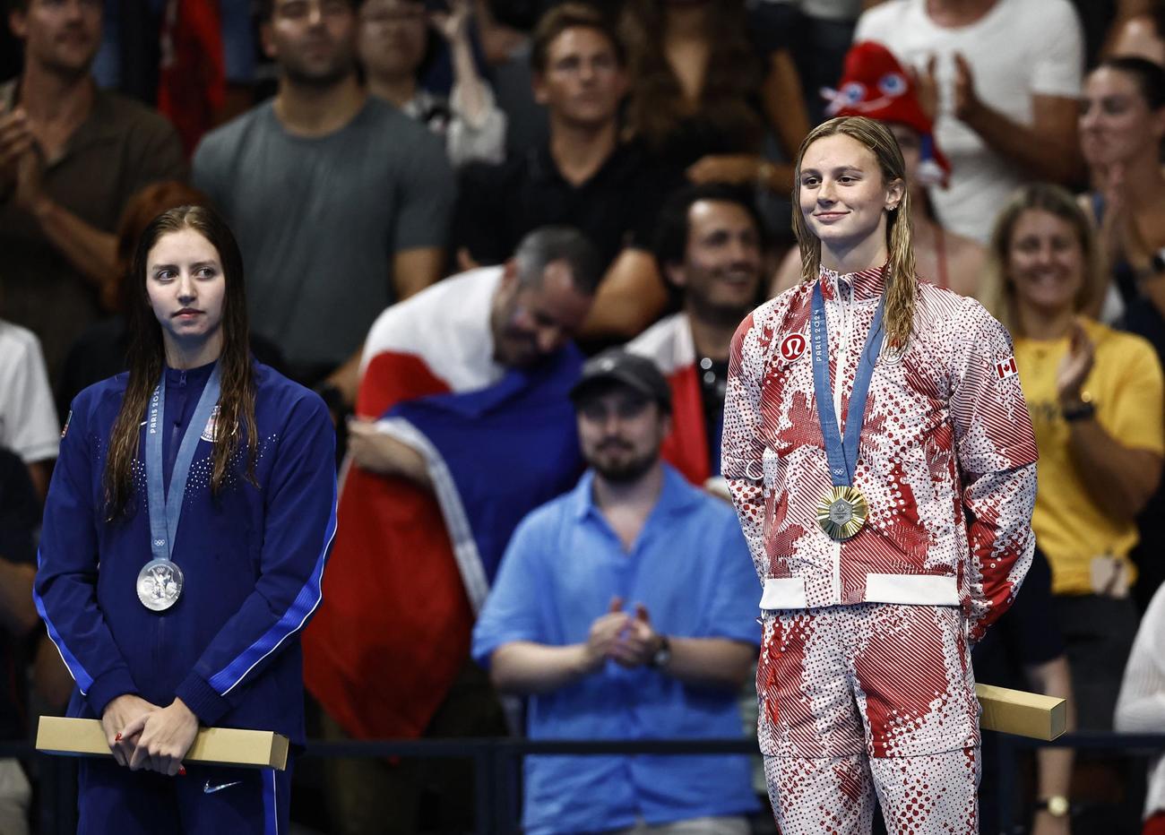 女子200m個人メドレーで優勝し、メダルをかけ喜ぶ金メダリストのサマー・マッキントッシュ（ロイター）