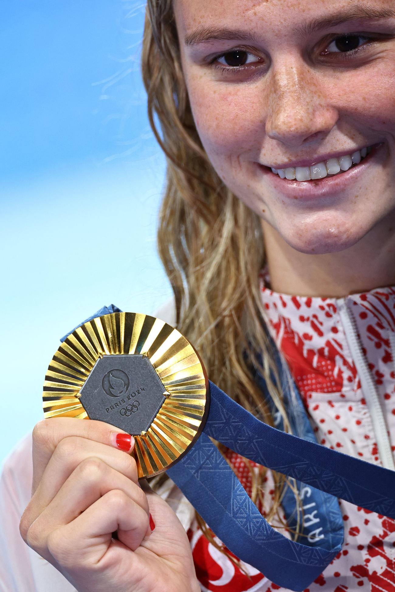 女子200m個人メドレーで優勝し、メダルを手に喜ぶ金メダリストのサマー・マッキントッシュ（ロイター）