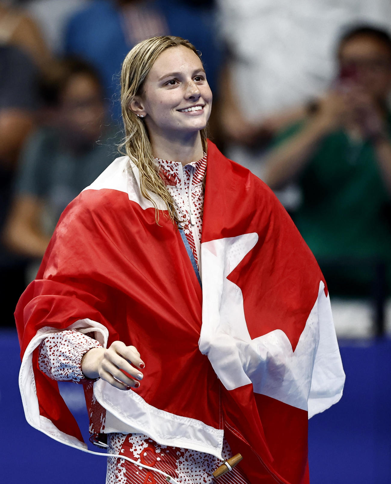 女子200m個人メドレーで優勝し、喜ぶ金メダリストのサマー・マッキントッシュ（ロイター）