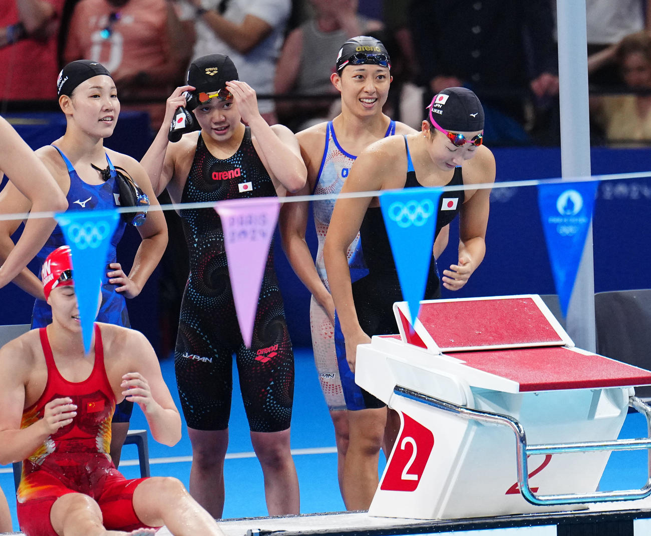 競泳女子400メートルメドレーリレー決勝、アンカーの池江（右）は泳ぎ終えプールに一礼する。左から白井、平井、鈴木（撮影・垰建太）