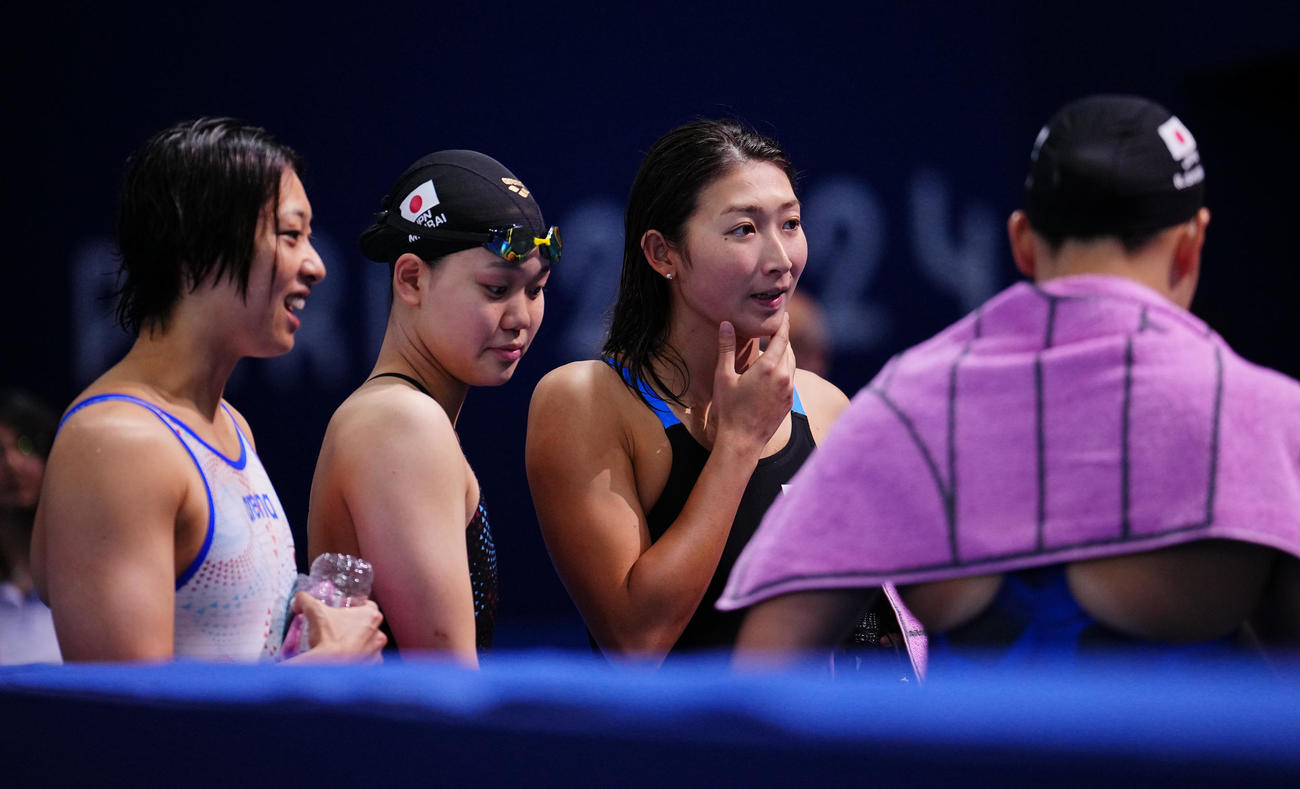 競泳女子400メートルメドレーリレー決勝、レースを終え囲みに応じる池江（中央右）ら日本の選手たち（撮影・垰建太）