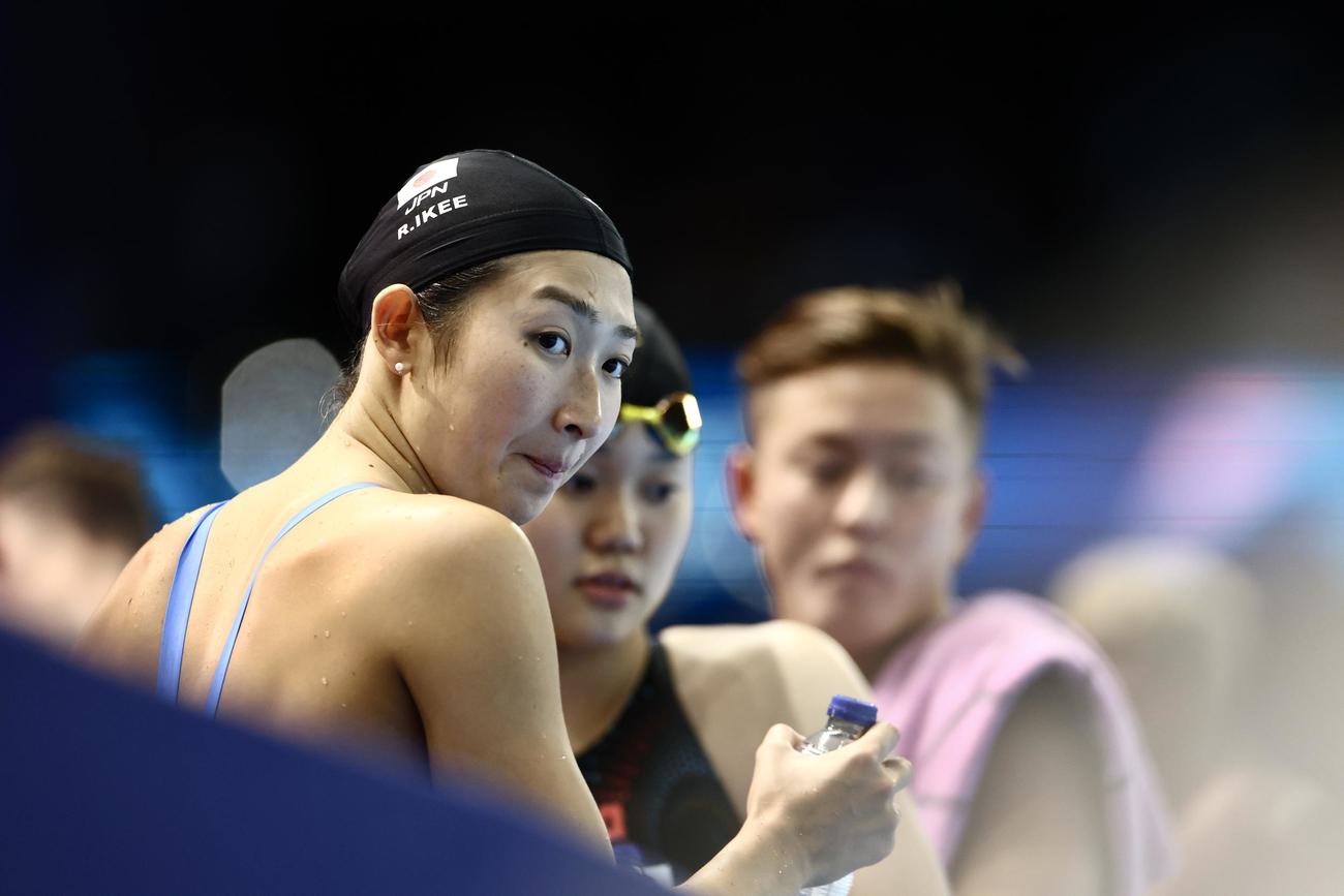 混合400メートルメドレーリレー決勝　レースを終え、表彰式を見守る池江ら日本代表選手（撮影・河田真司）