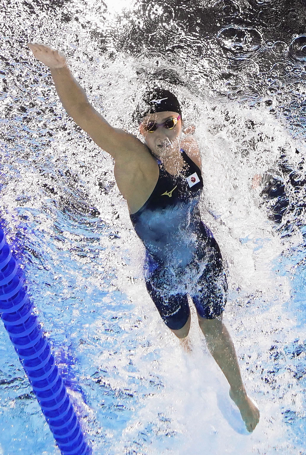 女子400 メートル メドレーリレー決勝　自由形で力泳する最終泳者の池江璃花子（共同）