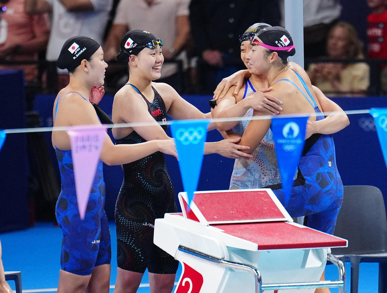 競泳女子400メートルメドレーリレー決勝、アンカーの池江（右）がゴールし笑顔で迎える日本の選手たち。左から白井、平井、鈴木（撮影・垰建太）