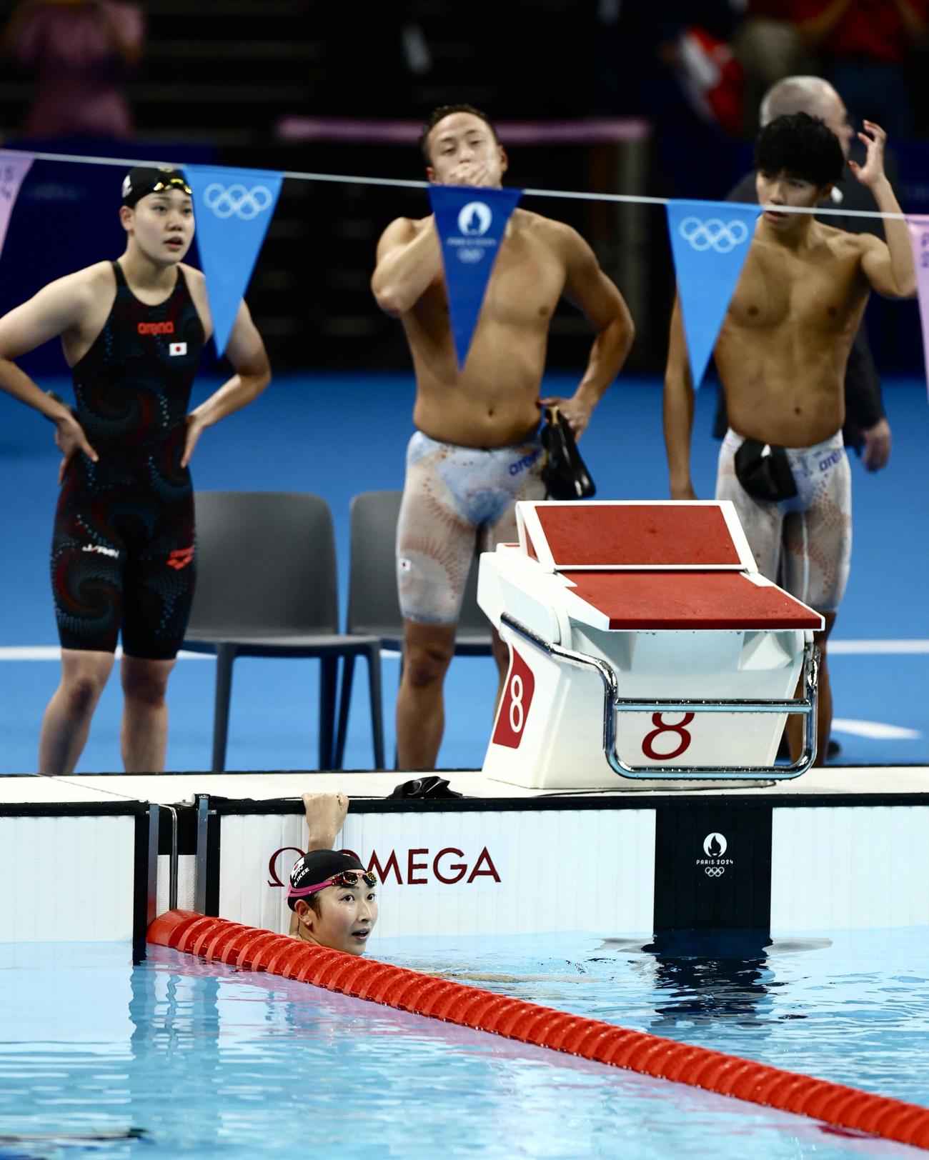 混合400メートルメドレーリレー決勝　8位でゴールする池江（手前）ら日本代表。後方左から平井、谷口、松山（撮影・河田真司）