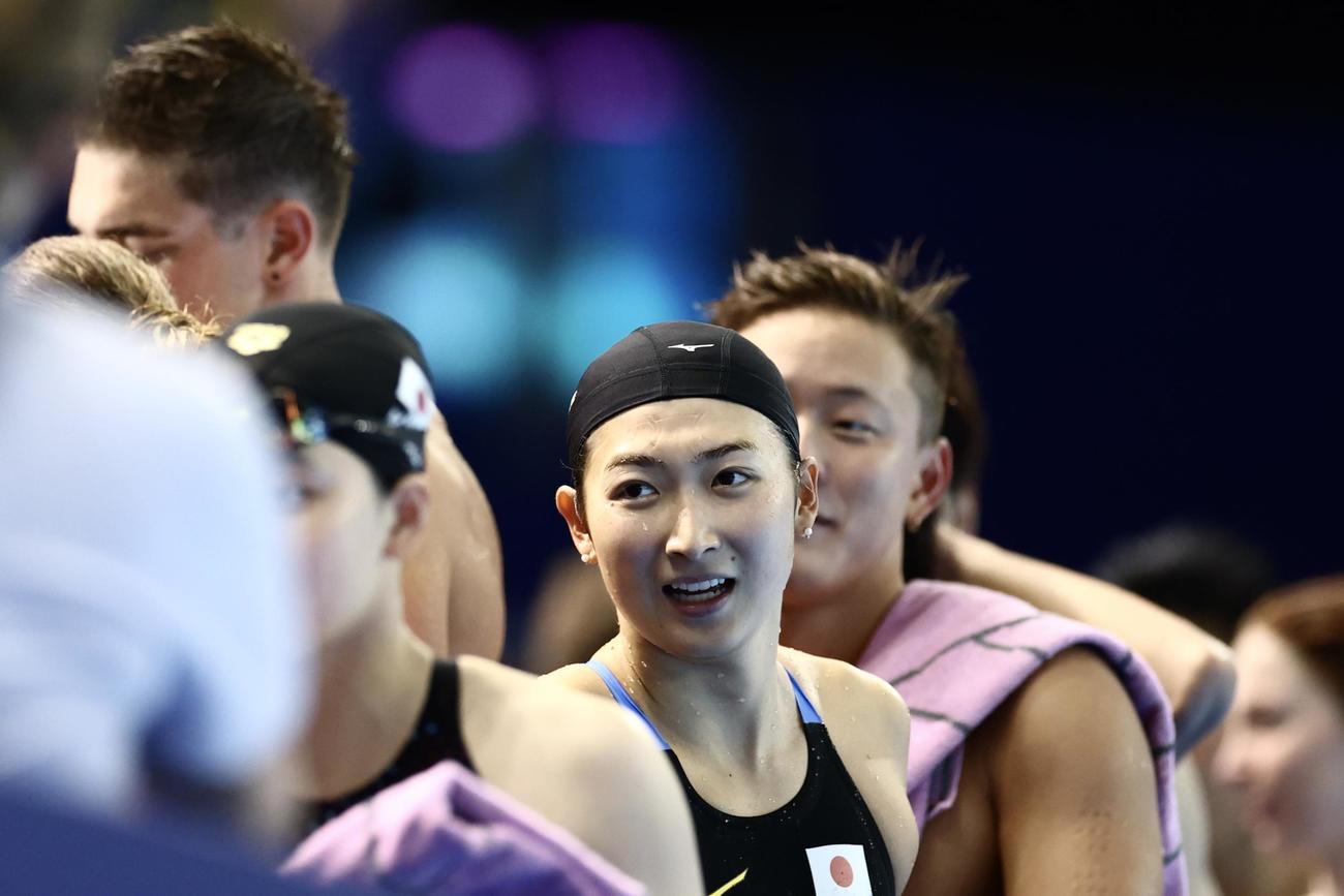 混合400メートルメドレーリレー決勝　8位でゴールし引き揚げる池江（撮影・河田真司）