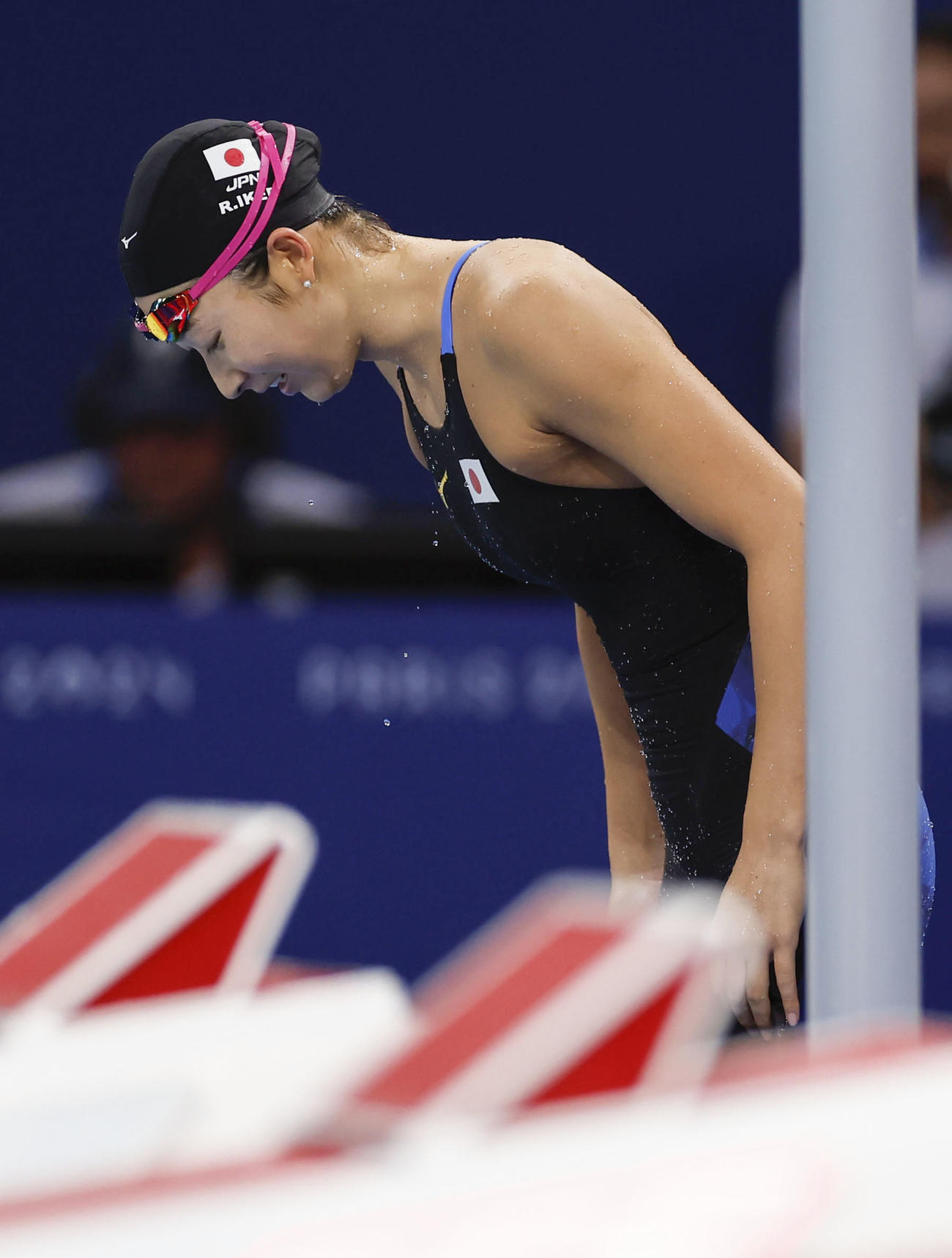 混合400メートルメドレーリレー決勝のレースを終え、一礼する池江璃花子（共同）