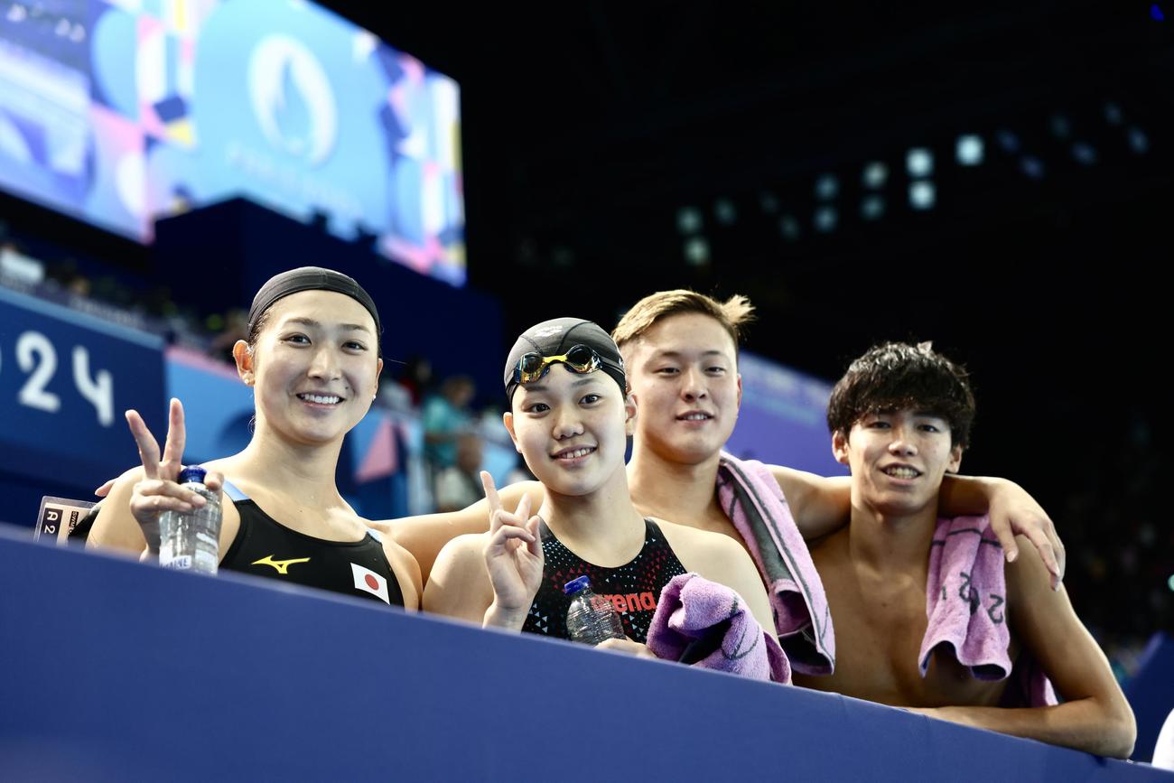 混合400メートルメドレーリレー決勝　レース後笑顔を見せる池江、平井、谷口、松山（撮影・河田真司）