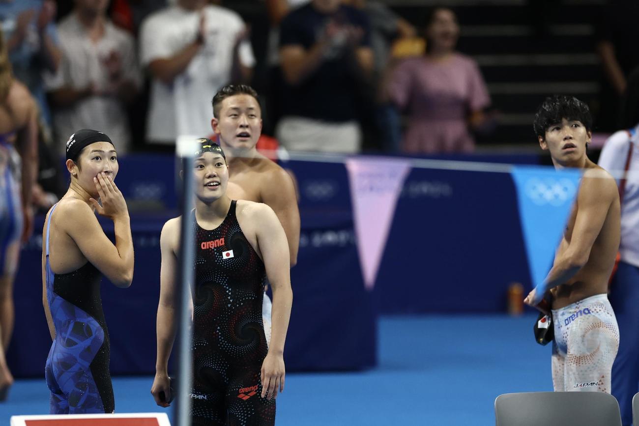 混合400メートルメドレーリレー決勝　8位でゴールし、電光掲示板を確認する、左から池江、平井、谷口、松山（撮影・河田真司）