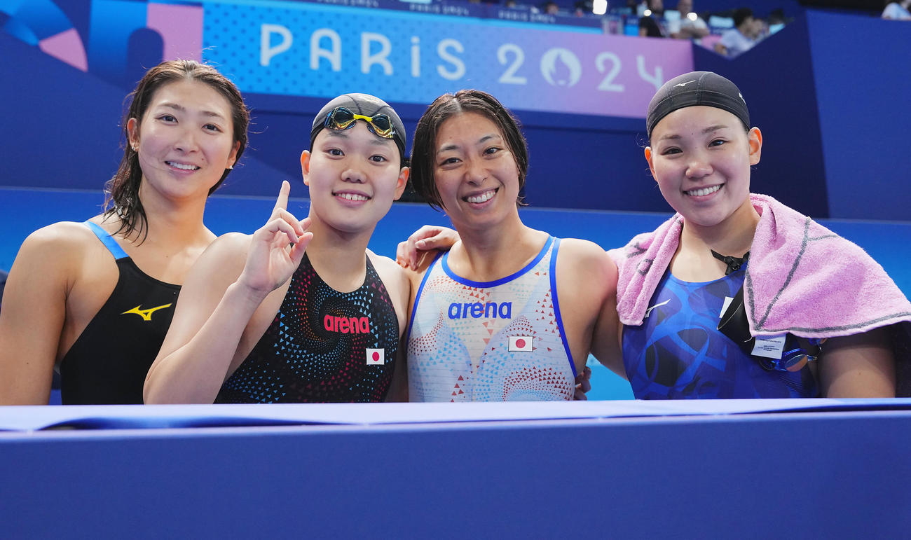 競泳女子400メートルメドレーリレー決勝、レースを終え笑顔で写真に納まる日本の選手たち。左から池江、平井、鈴木、白井（撮影・垰建太）