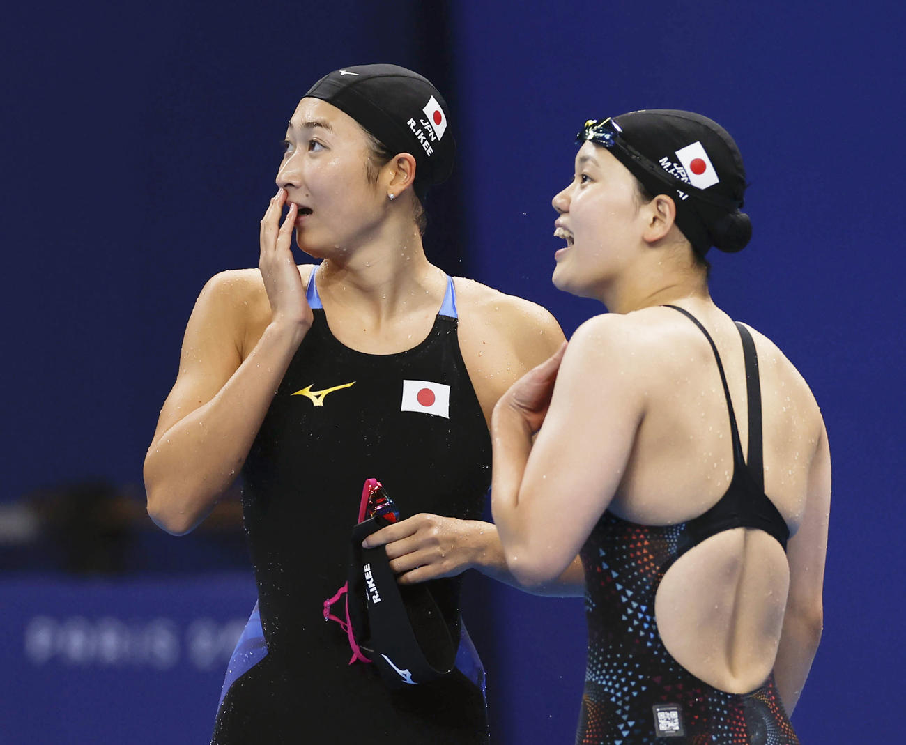 混合400メートルメドレーリレー決勝のレースを終えた池江璃花子（左）と平井瑞希（共同）