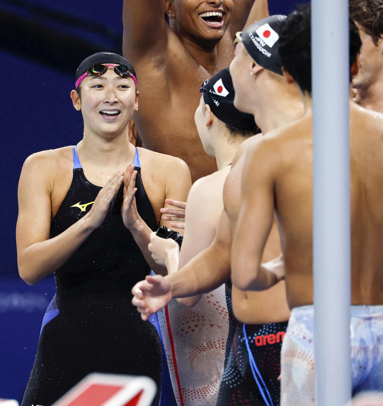 混合400 メートル メドレーリレーで決勝進出を決め喜ぶ池江璃花子（左端）ら（共同）