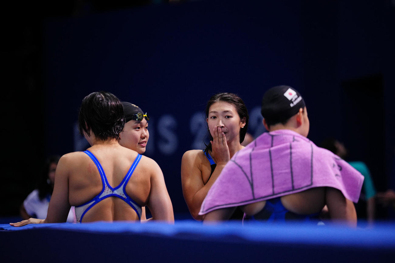 競泳女子400メートルメドレーリレー決勝、レースを終え囲みに応じる池江（中央）ら日本の選手たち（撮影・垰建太）