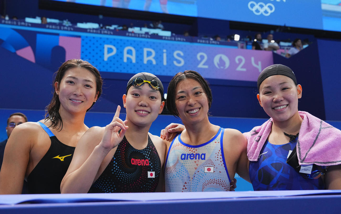 競泳女子400メートルメドレーリレー決勝、レースを終え笑顔で写真に納まる日本の選手たち。左から池江、平井、鈴木、白井（撮影・垰建太）