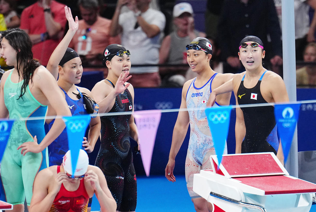 競泳女子400メートルメドレーリレー決勝、レースを終え笑顔を見せる日本の選手たち。右から池江、鈴木、平井、白井（撮影・垰建太）