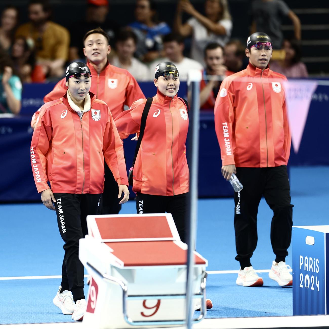 混合400メートルメドレーリレー決勝　入場する、左から池江、谷口、平井、松山（撮影・河田真司）