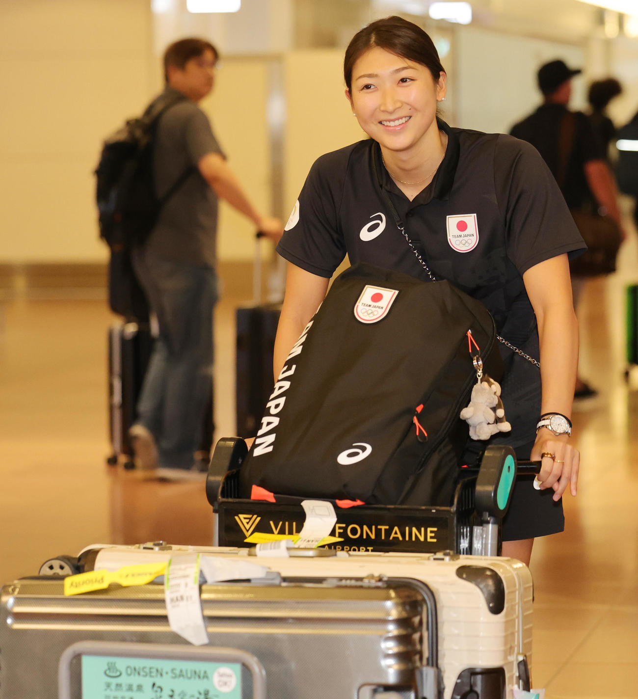 パリ五輪から帰国した競泳の池江（撮影・野上伸悟）