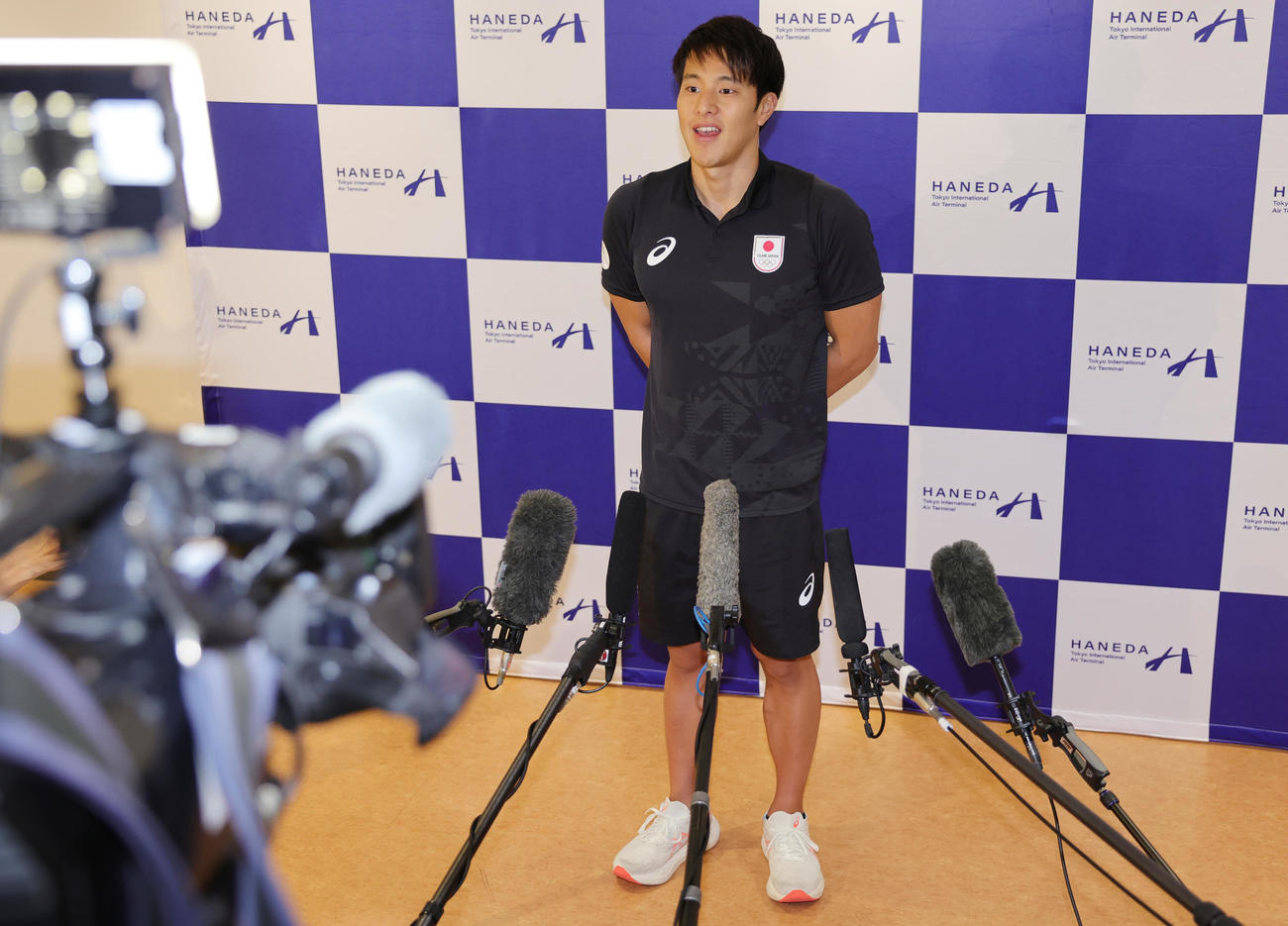 パリ五輪から帰国し会見する競泳の瀬戸（撮影・野上伸悟）