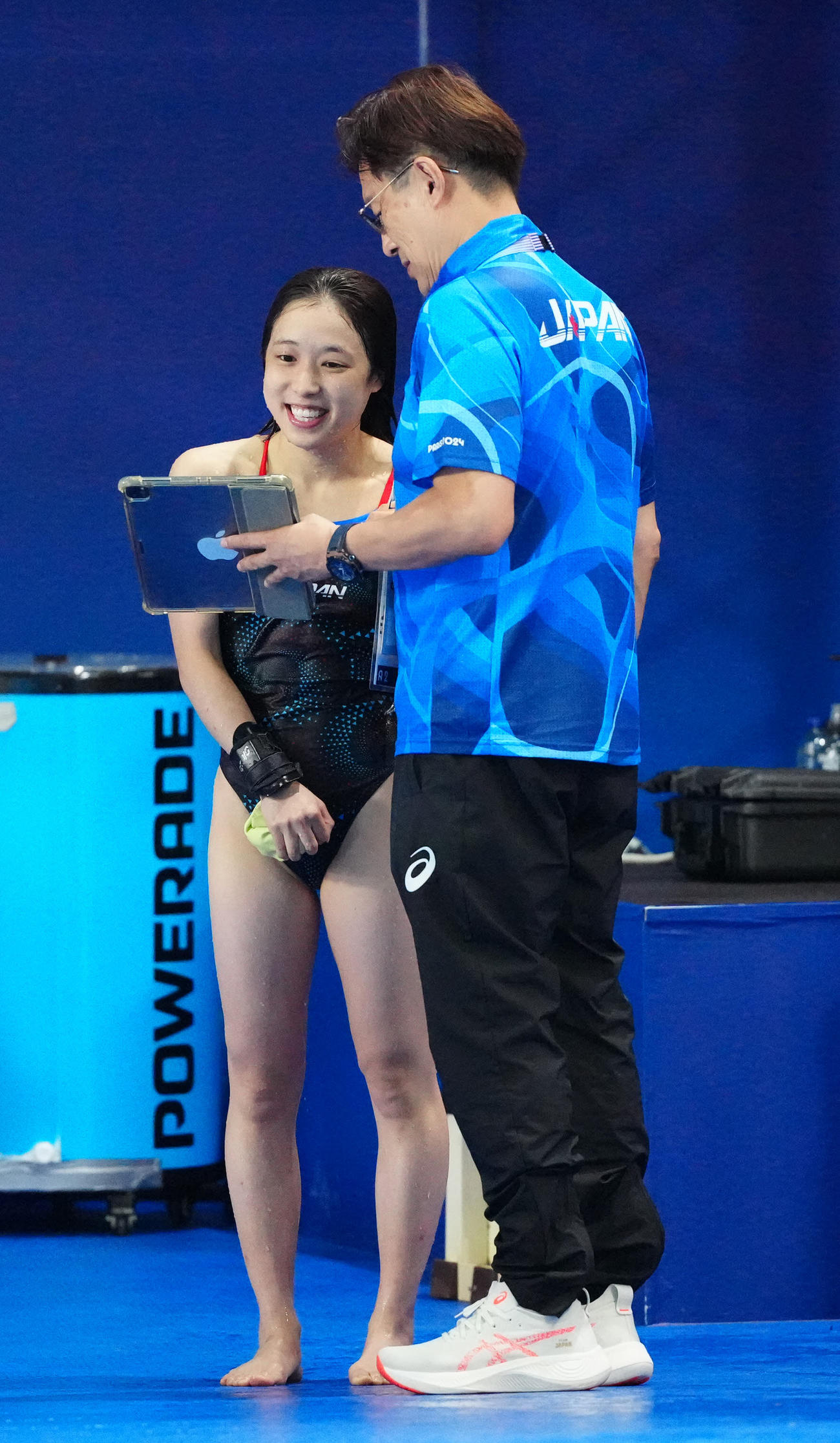 女子10メートル高飛び込み決勝中、馬淵コーチ（右）と映像を確認する荒井（撮影・江口和貴）