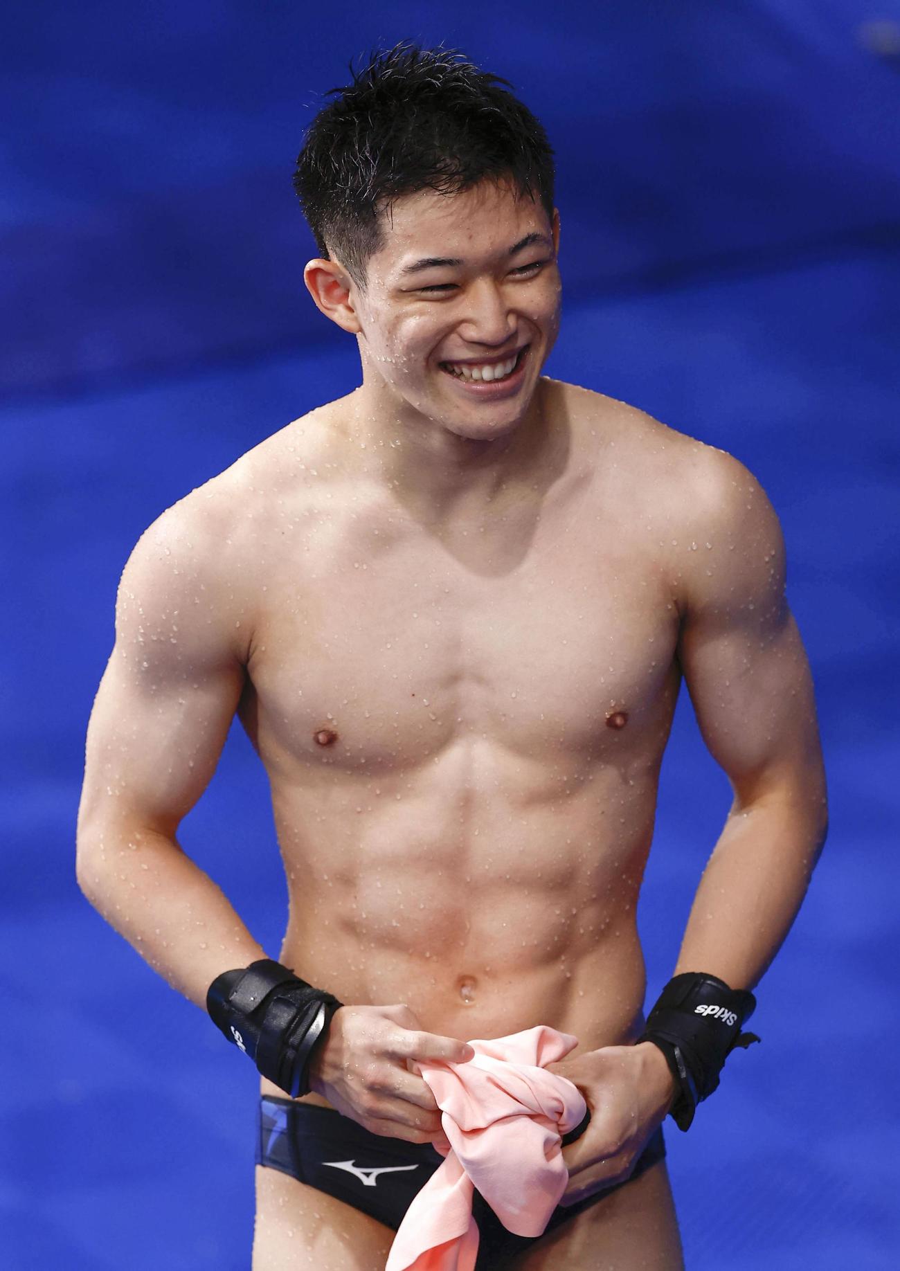 男子高飛び込み準決勝で4回目の演技を終え、笑顔の玉井陸斗＝パリ郊外（共同）