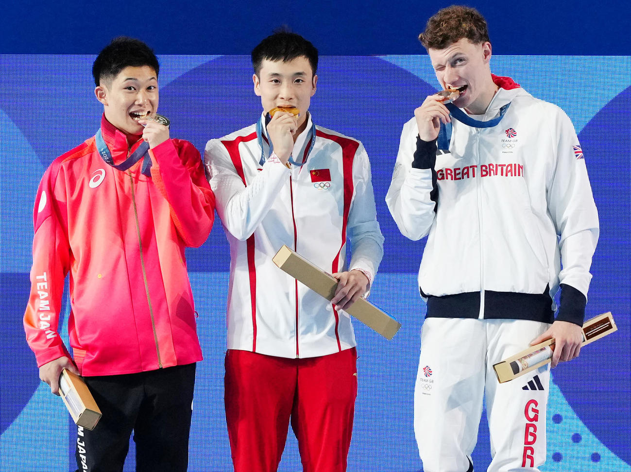 男子高飛び込みの表彰式に臨む銀メダルの玉井（左）。中央は金メダルの中国の曹縁、右は銅メダルの英国のウィリアムズ（撮影・江口和貴）