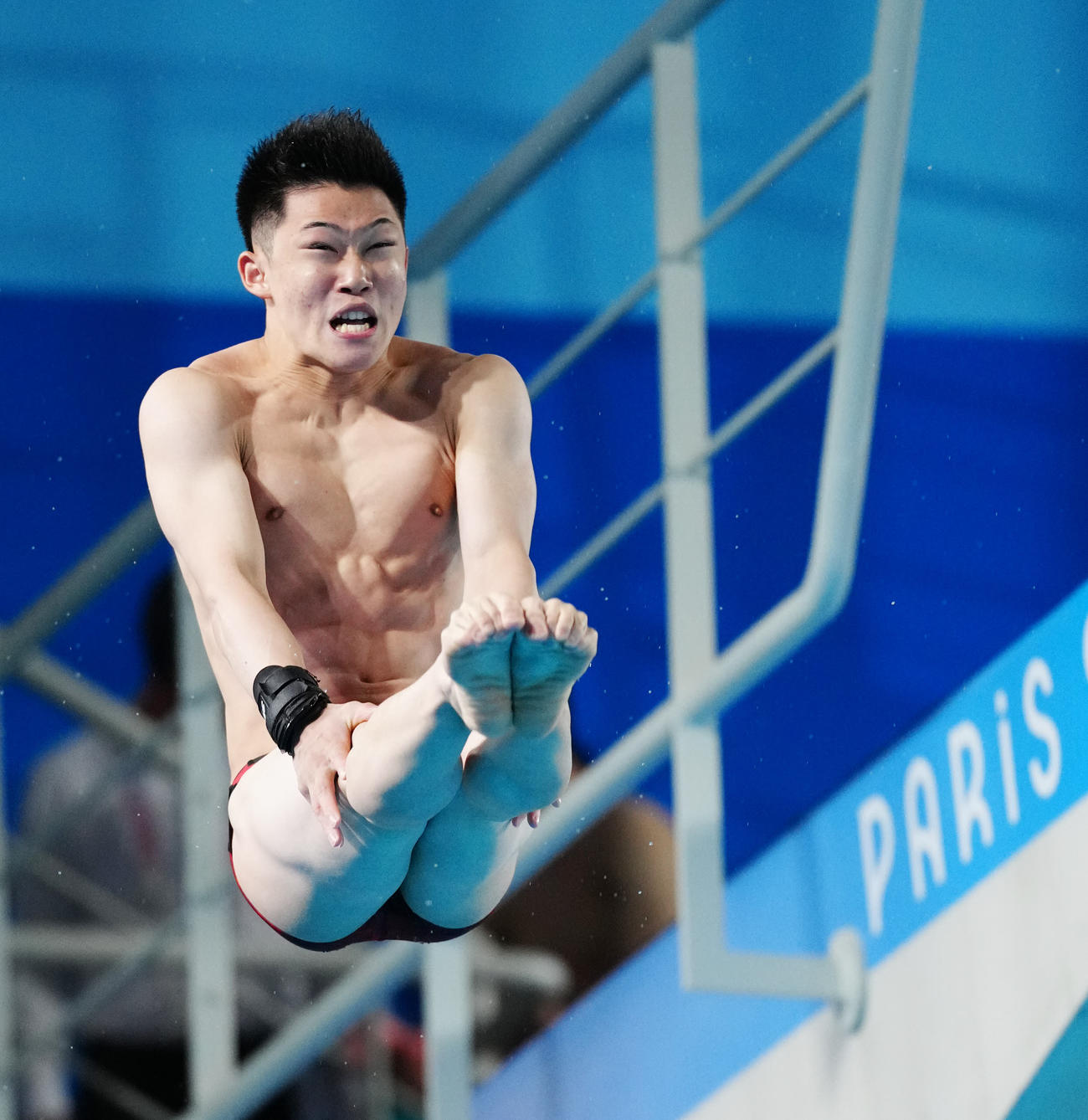 男子高飛び込み決勝で5回目の試技を行う玉井（撮影・江口和貴）