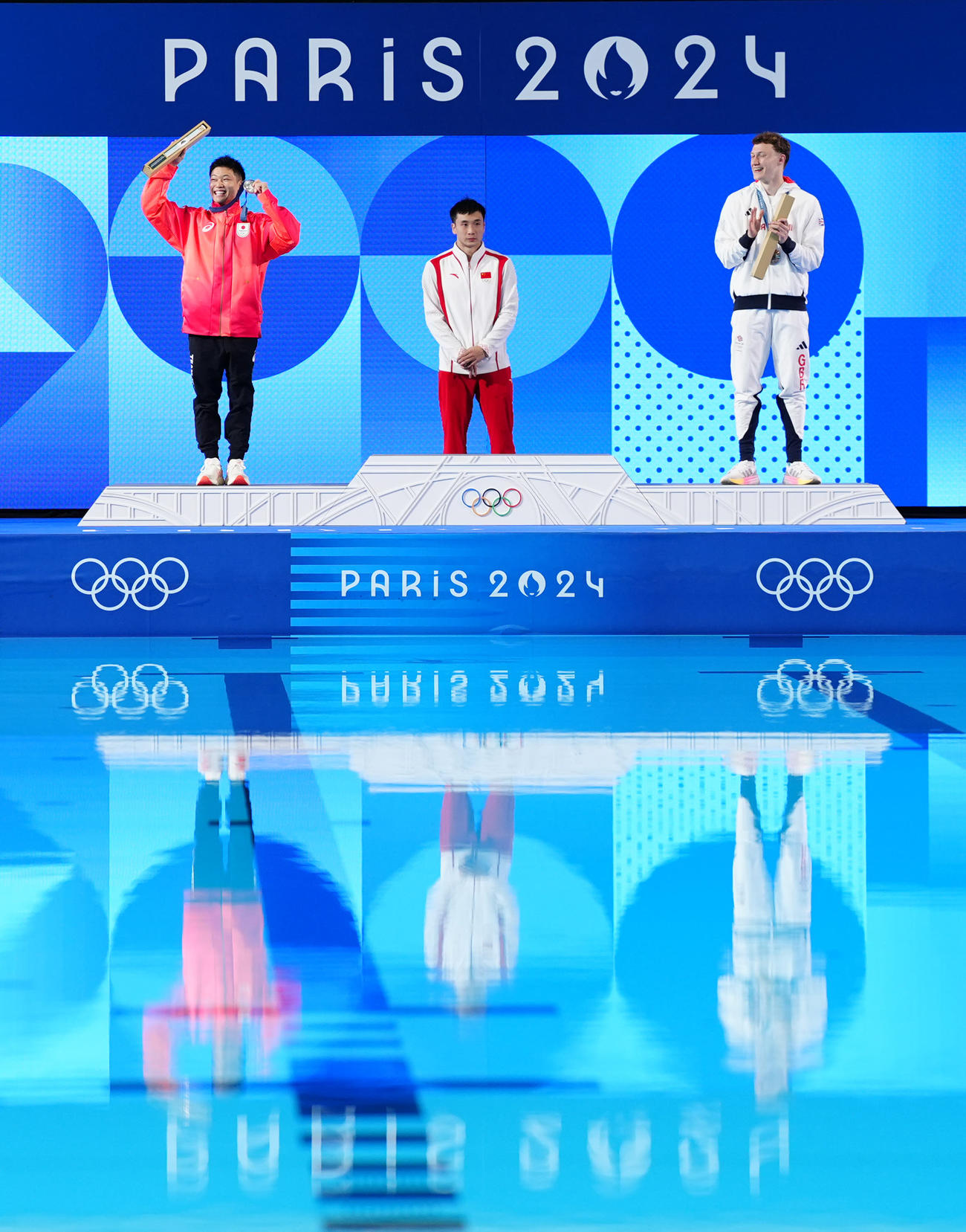 男子高飛び込みの表彰式に臨む銀メダルの玉井（左）。中央は金メダルの中国の曹縁、右は銅メダルの英国のウィリアムズ（撮影・江口和貴）