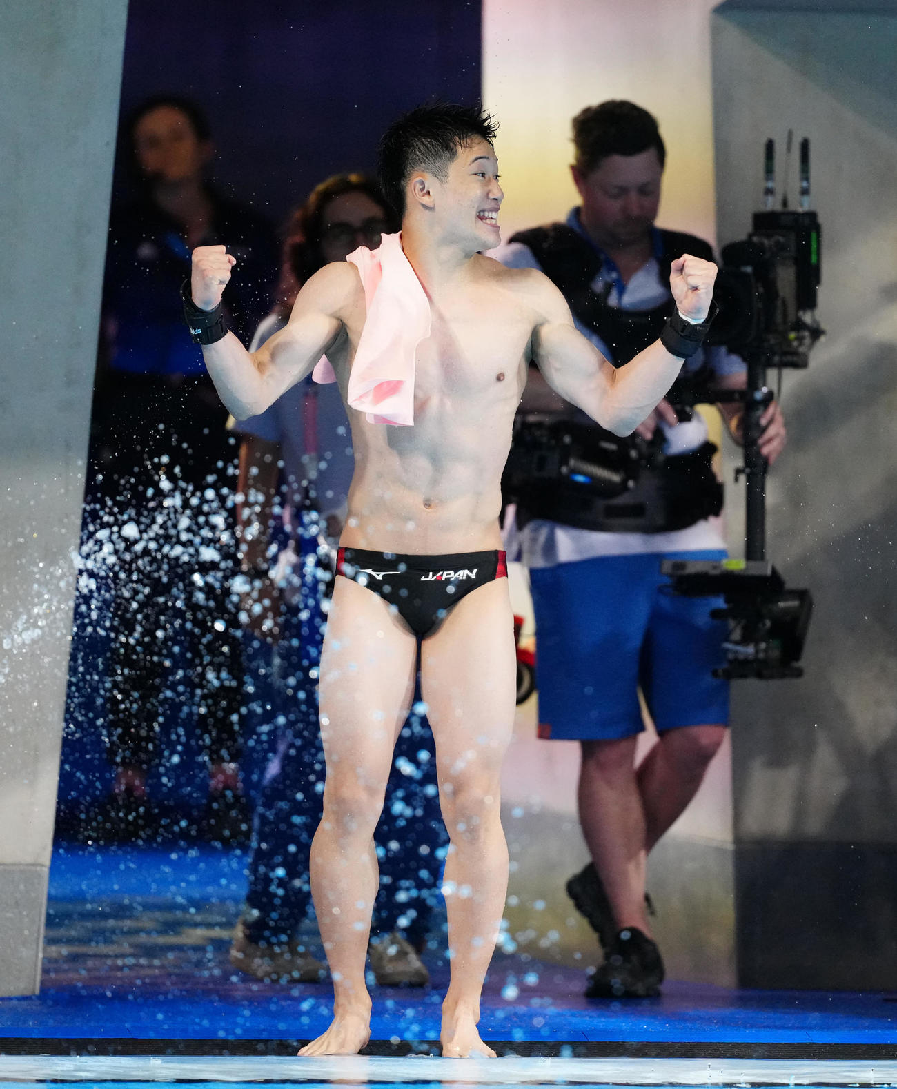 男子高飛び込み決勝で6回目の試技を終え、得点を確認しガッツポーズを見せる玉井（撮影・江口和貴）