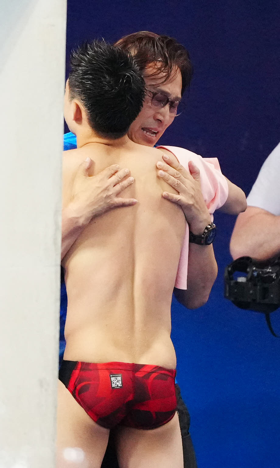 男子高飛び込み決勝で6回目の試技を終えた玉井（手前）をねぎらう馬淵コーチ（撮影・江口和貴）