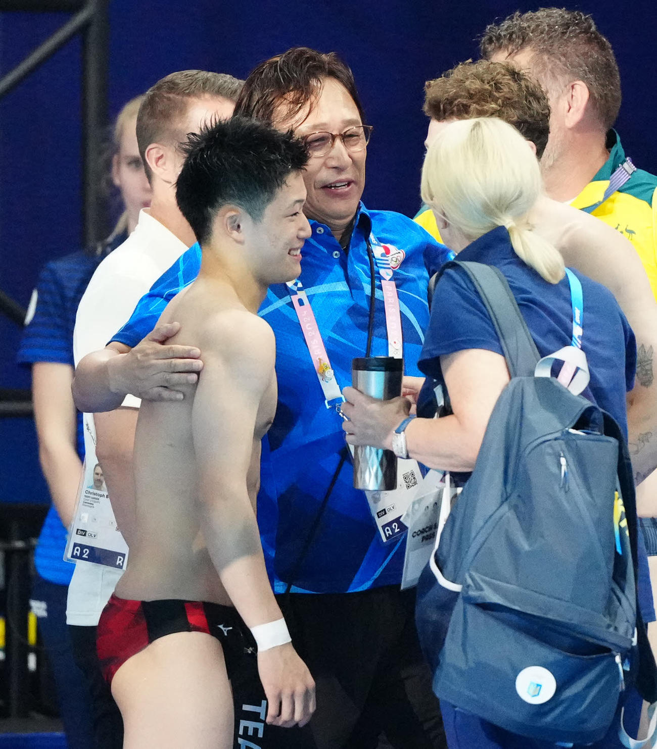 男子高飛び込み決勝後、銀メダルの玉井（左）をねぎらう馬淵コーチ（撮影・江口和貴）