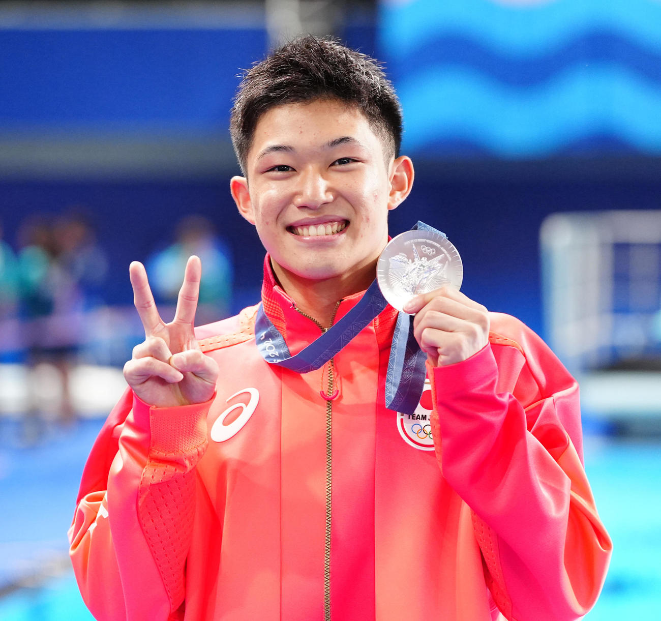 男子高飛び込みで銀メダルの玉井は笑顔でピースサインを見せる（撮影・江口和貴）