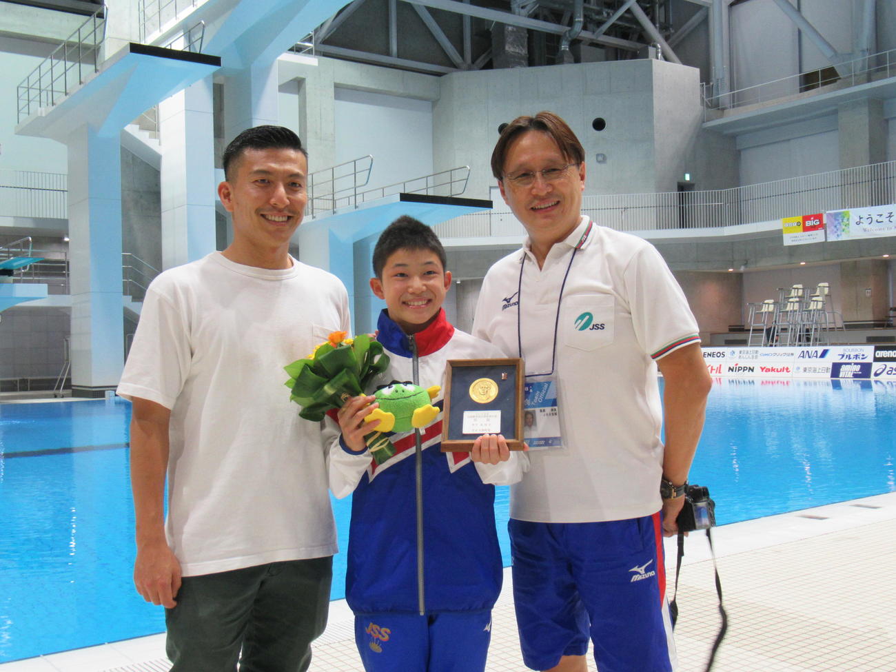 2019年9月23日、飛び込み日本選手権　優勝した玉井（中央）は馬淵コーチ（右）、寺内と笑顔を見せる