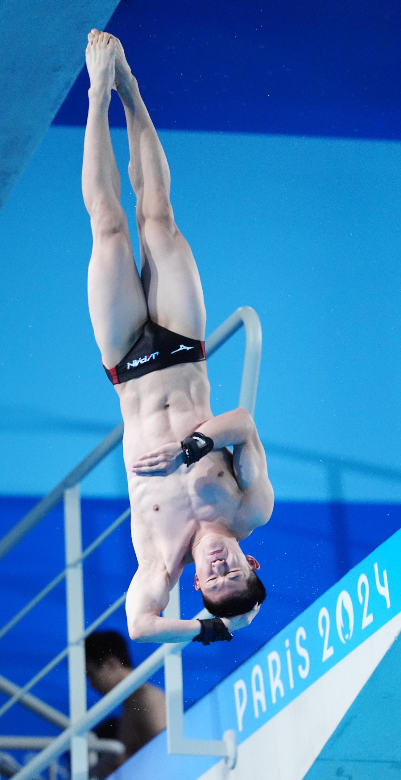 男子高飛び込み決勝で4回目の試技を行う玉井（撮影・江口和貴）