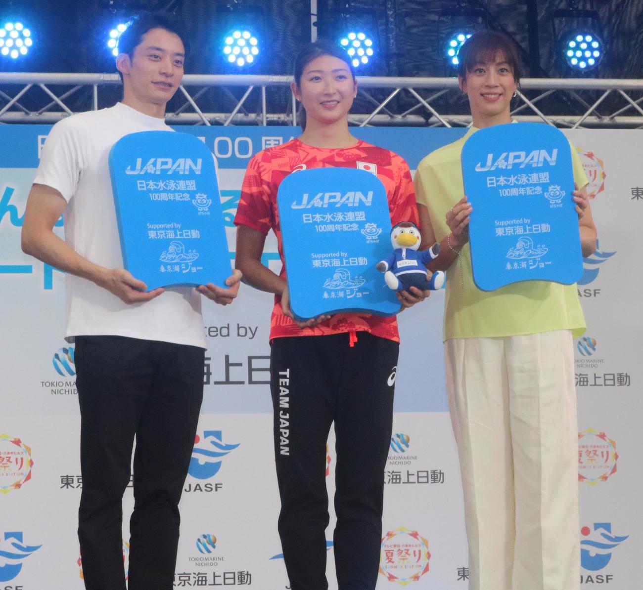 都内のビート板寄贈イベントに出席した左から入江陵介、池江璃花子、寺川綾（撮影・深田雄智）