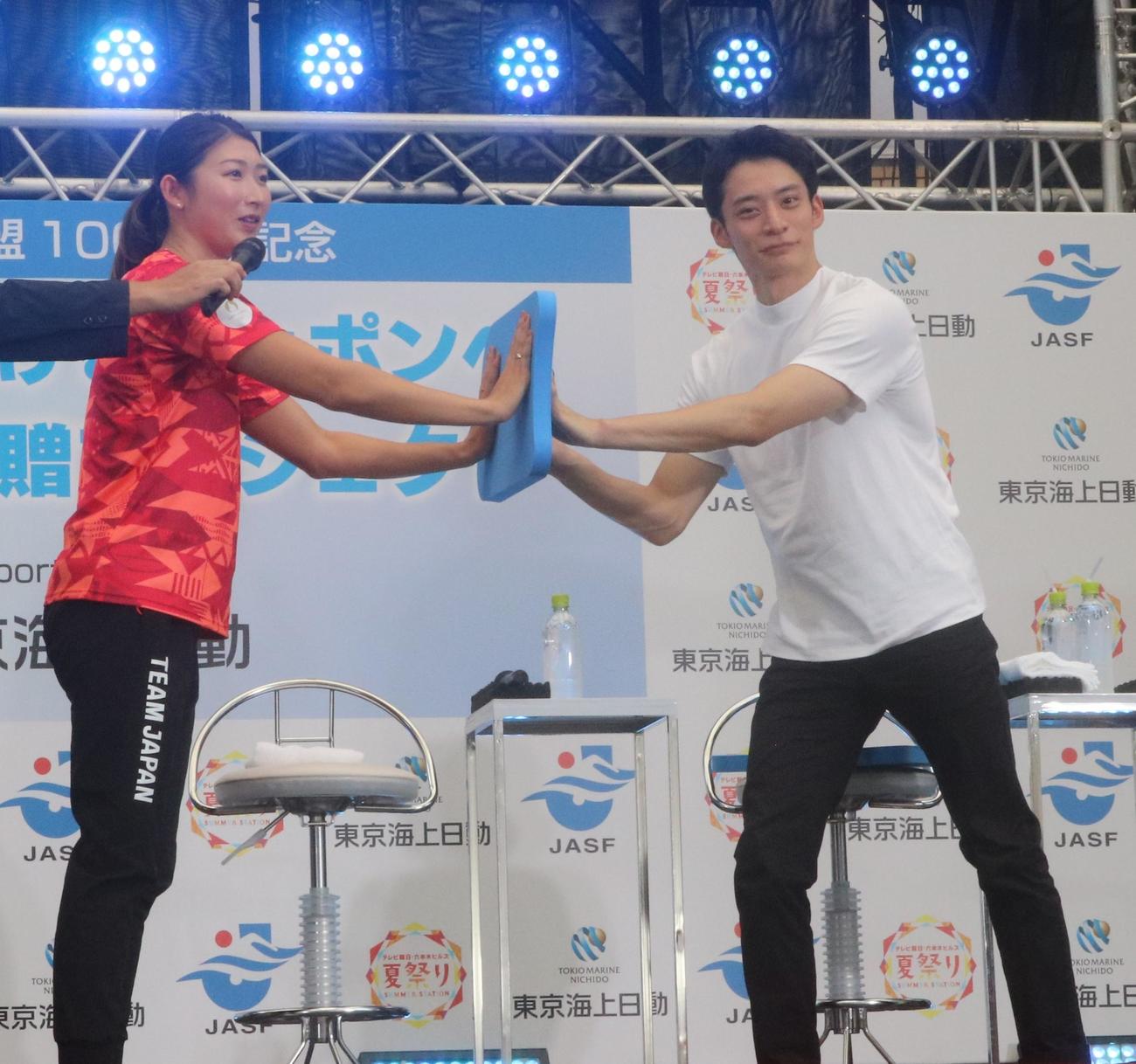 ビート板の使い方を説明する池江璃花子（左）と入江陵介（撮影・深田雄智）