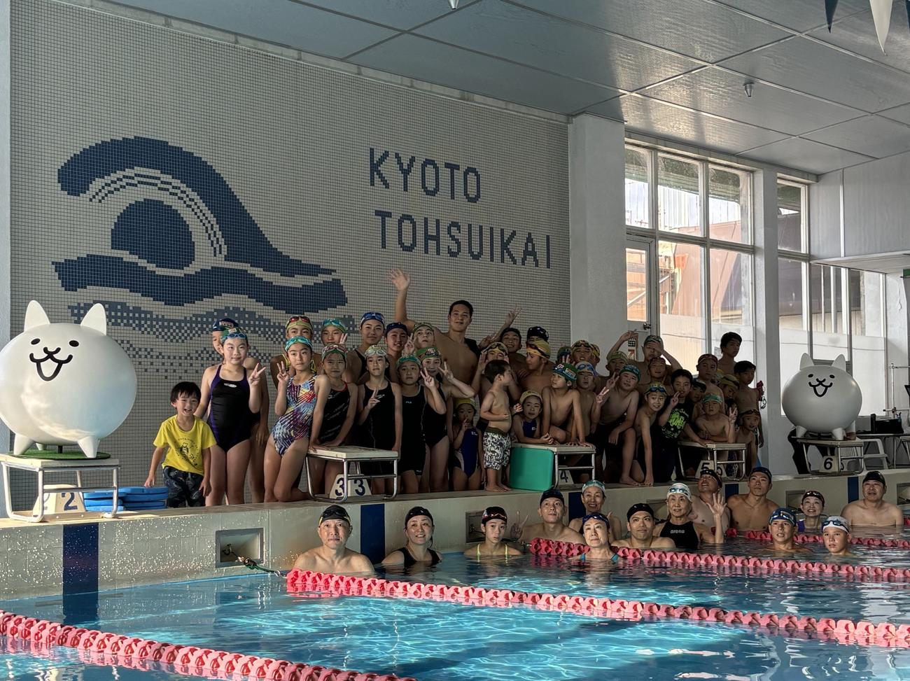 水泳教室参加者との集合写真に収める瀬戸大也（中央、撮影・永田淳）