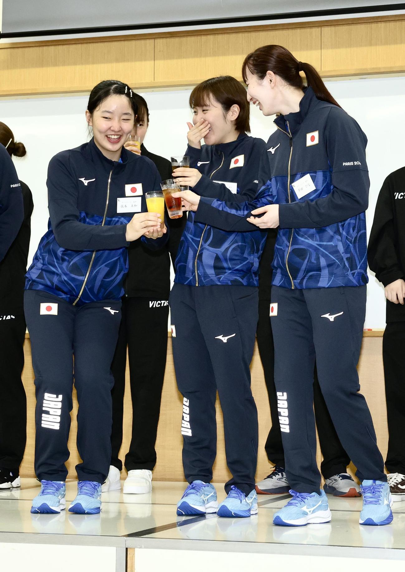 壮行会で乾杯する女子日本代表の、左から張本美、平野、早田（撮影・河田真司）