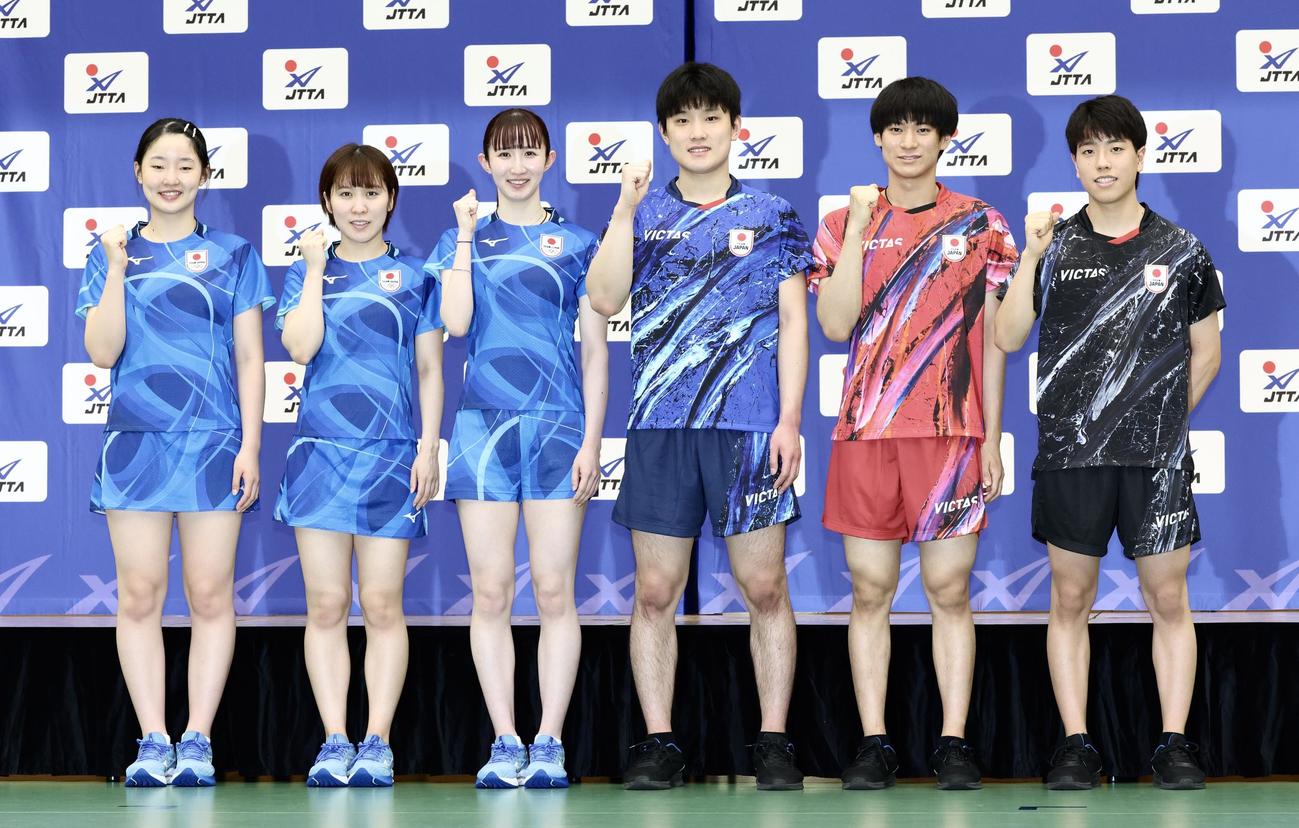 ガッツポーズで写真に納まるパリ五輪卓球日本代表の、左から張本美、平野、早田、張本智、戸上、篠塚（撮影・河田真司）