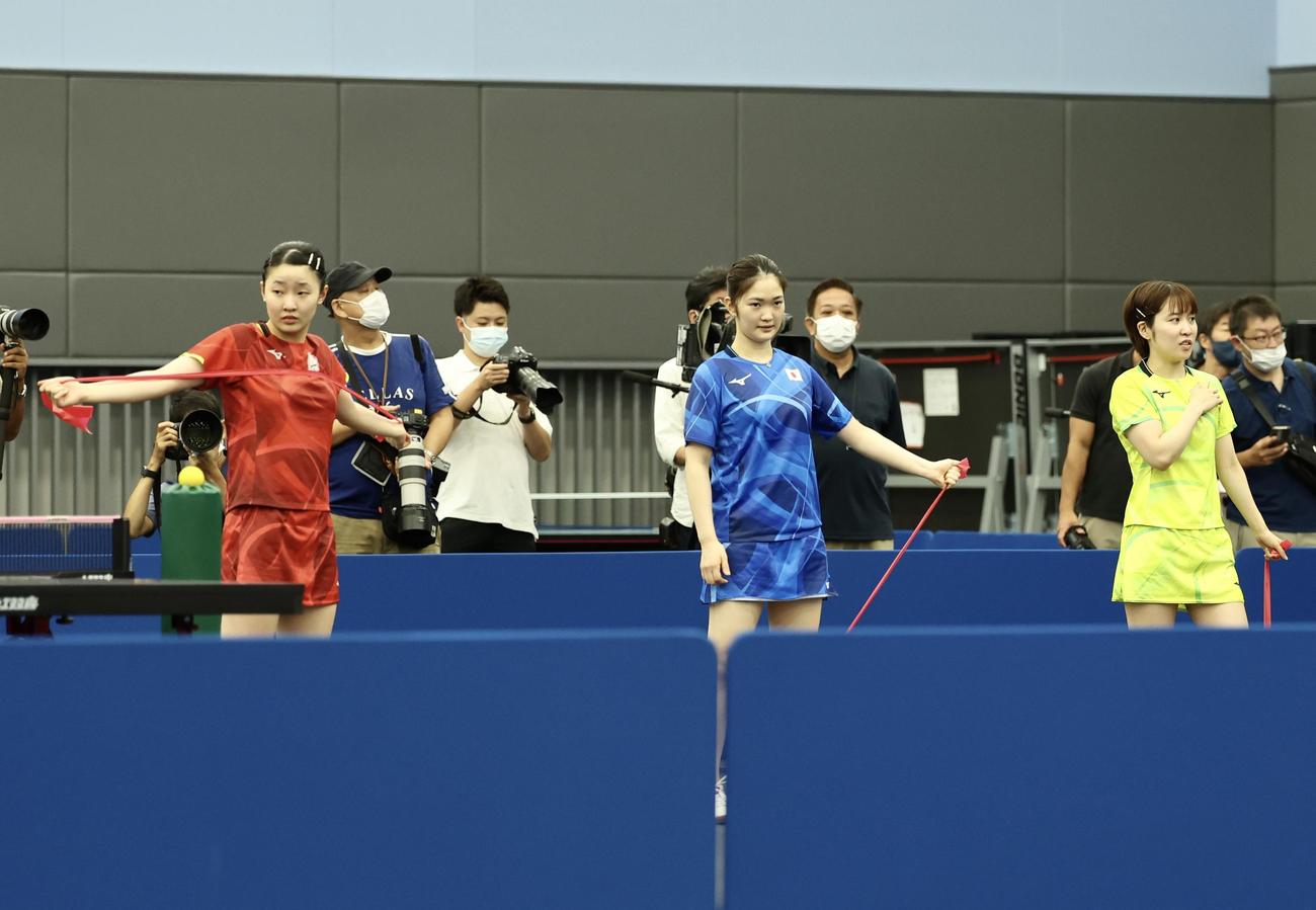 ストレッチする、左から張本美、木原、平野（撮影・河田真司）