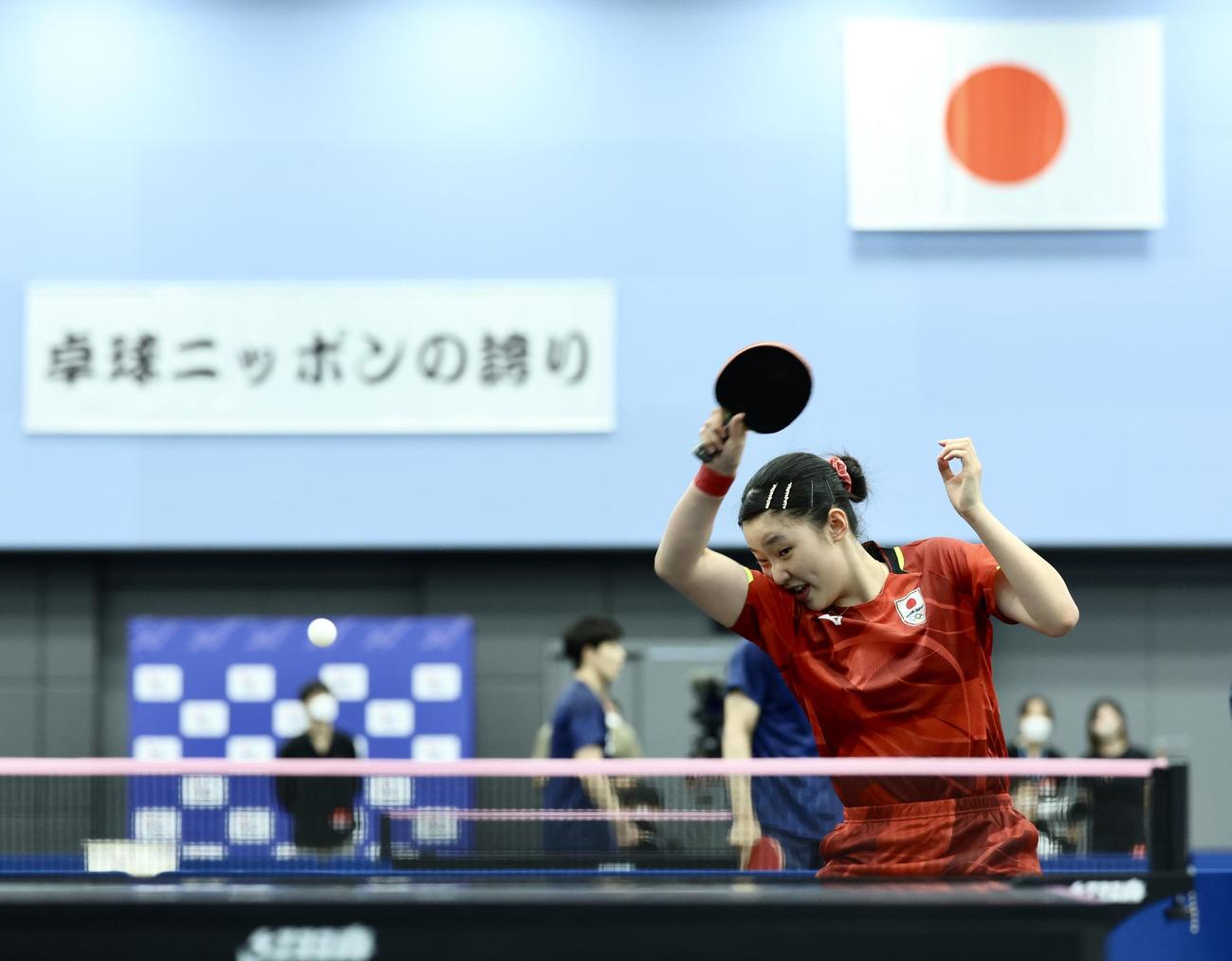 公開練習で汗を流す女子日本代表の張本（撮影・河田真司）