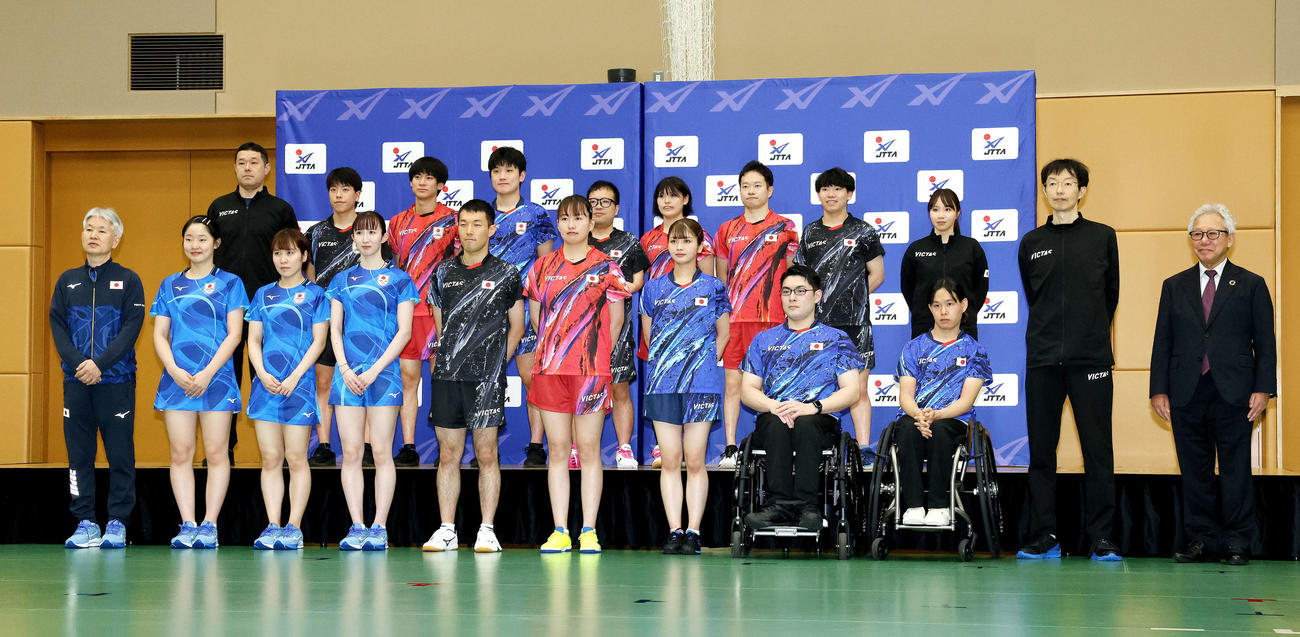 記者会見で写真に納まるパリ五輪パラ卓球日本代表両選手たち。前列左から女子日本代表渡辺監督、張本美、平野、早田、竹守、和田、古川、七野、斉藤、パラ車いす日本代表山本監督、日本卓球協会河田会長、後列左から男子日本代表田勢監督、篠塚、戸上、張本智、八木、友野、岩渕、舟山、パラ日本代表森園監督（撮影・河田真司）