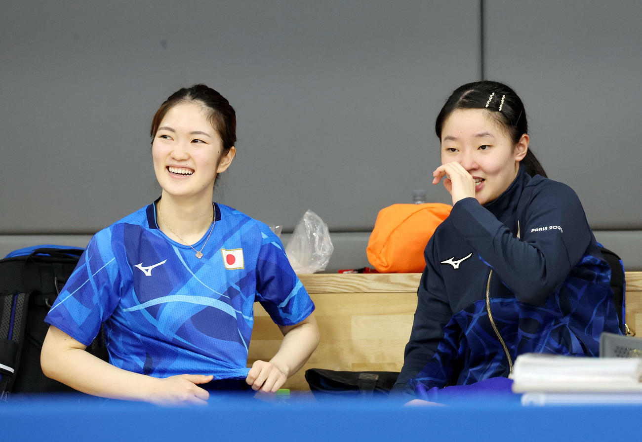 木原（左）と笑顔で言葉を交わす張本美（撮影・河田真司）