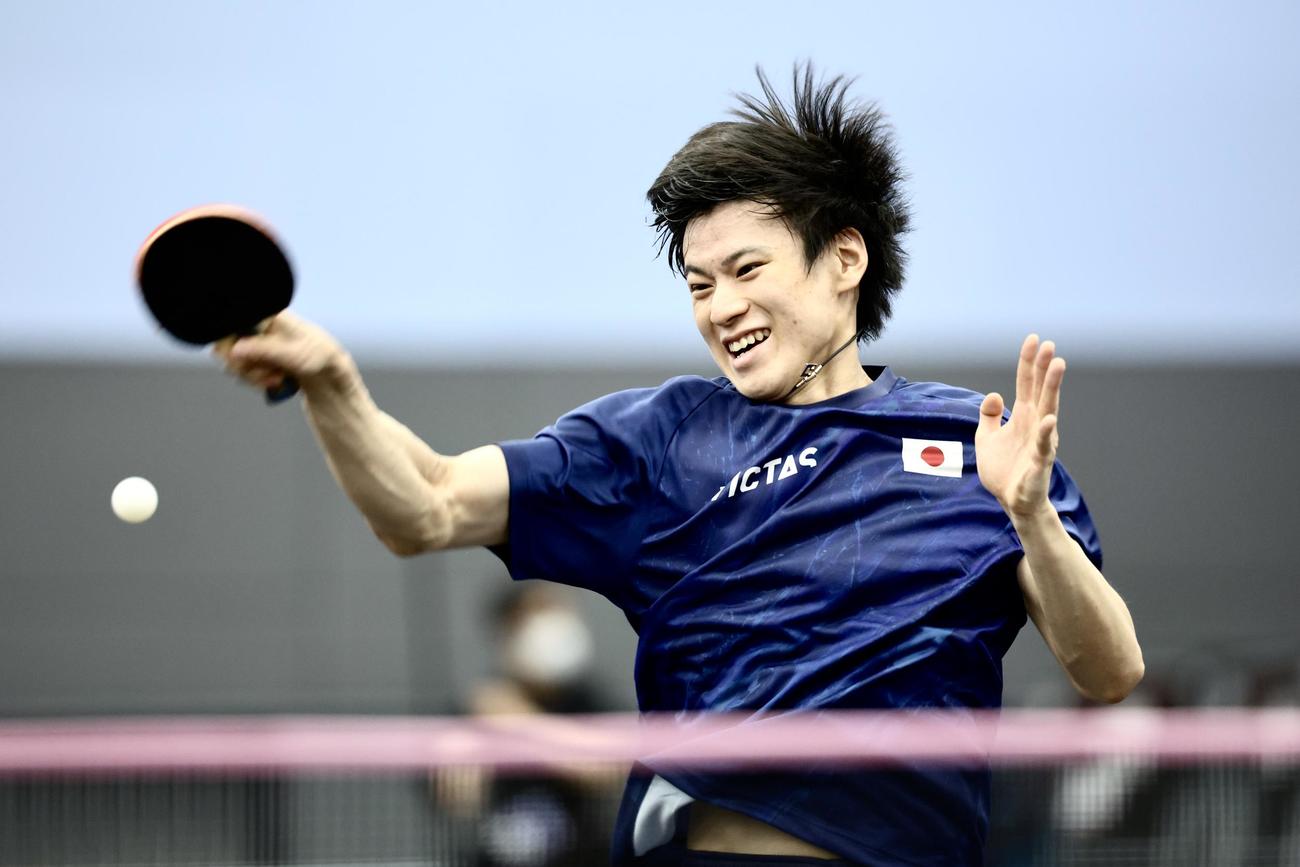 公開練習で汗を流す男子日本代表の戸上（撮影・河田真司）